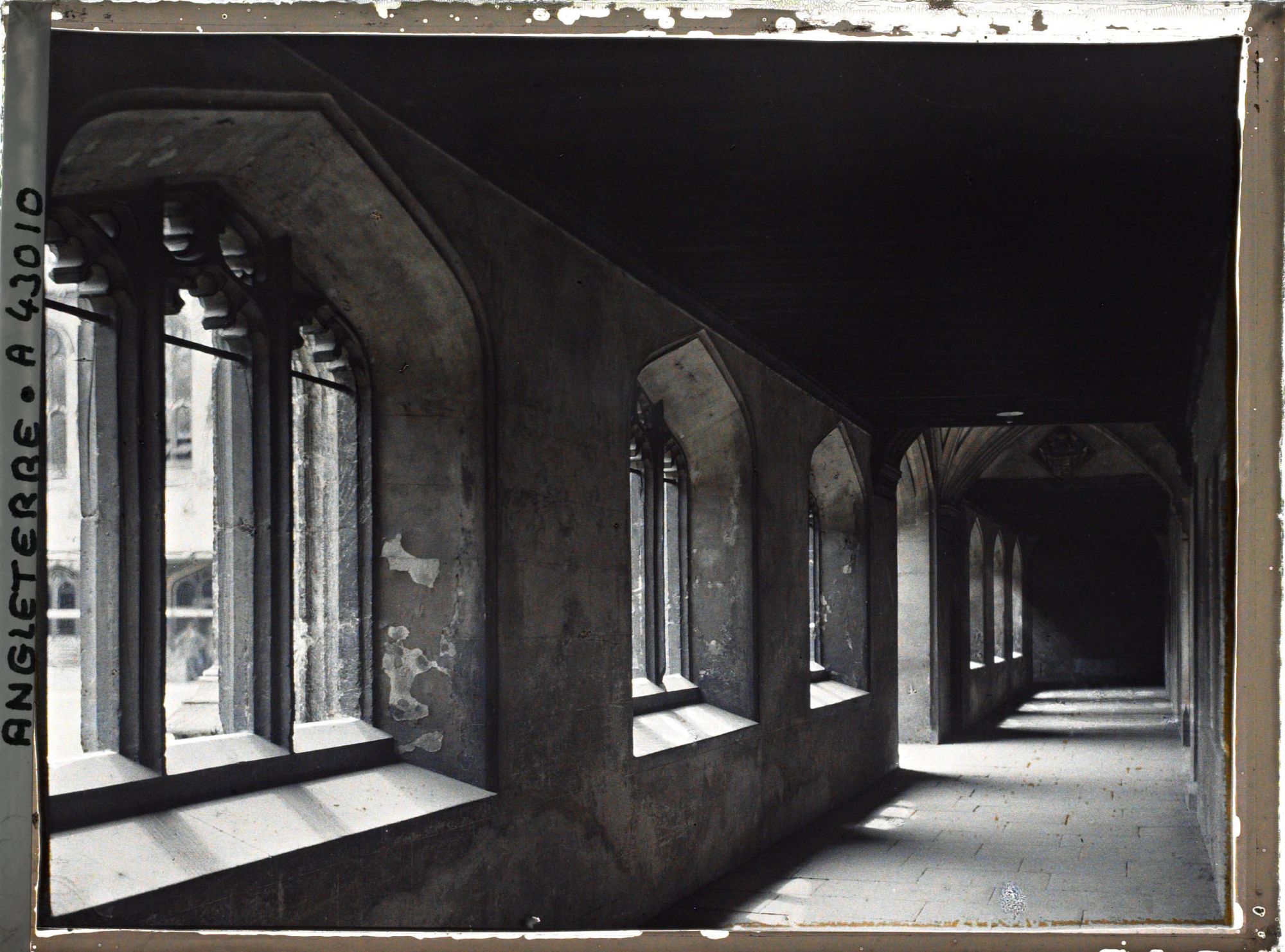 Image représentant Une allée du cloître du Magdalen College