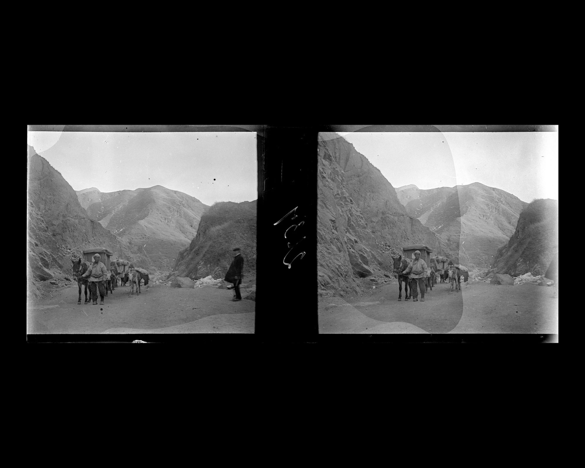 Image représentant Sur la route d'accès à la Grande Muraille, un Chinois d'au-delà de la passe (guanwai) mène une caravane d'ânes et de mulets.