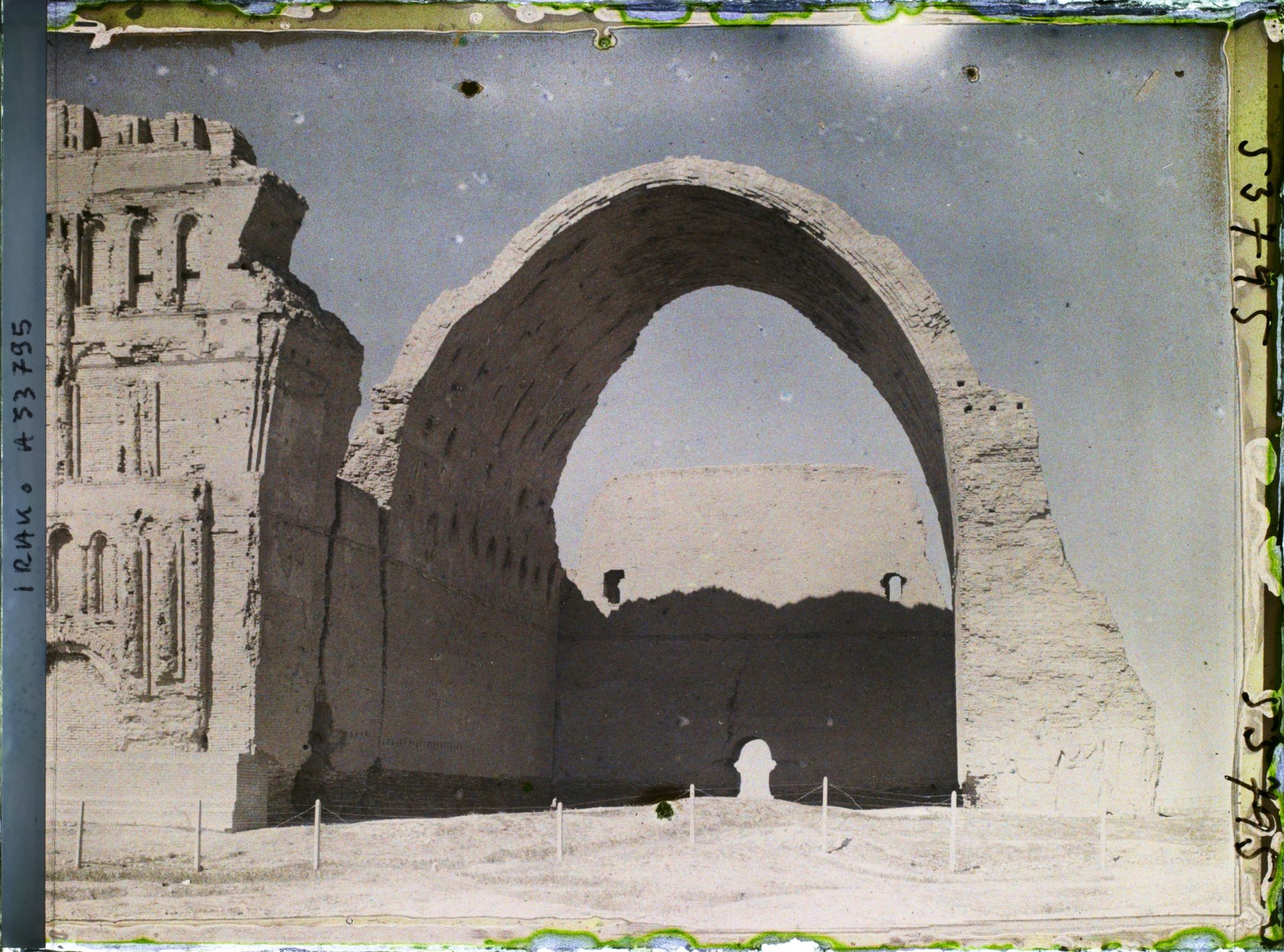 Image représentant La salle du trône du Taq-I-Kisra (voûte elliptique de 37 mètres de haut)