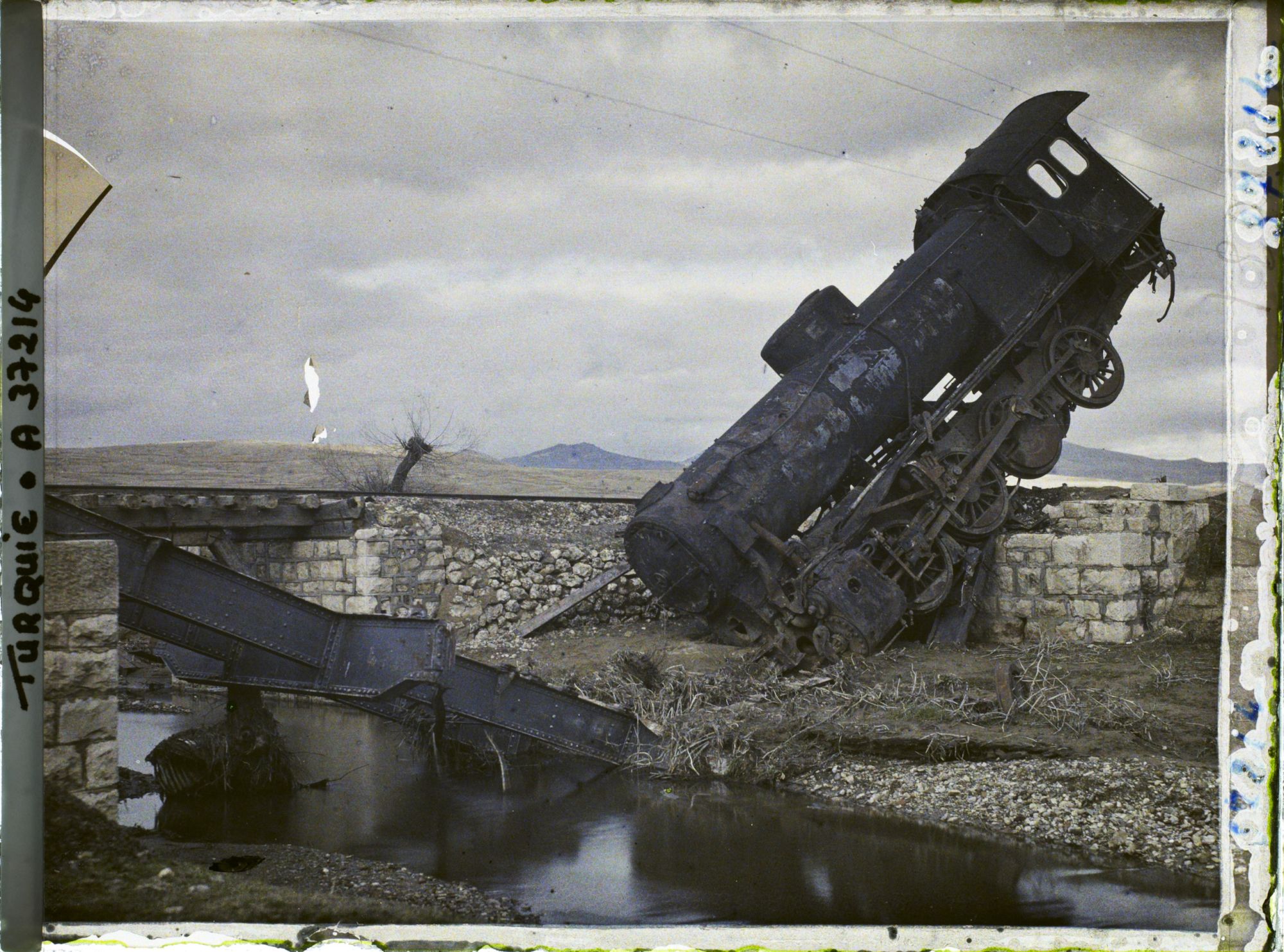 Image représentant Locomotive accidentée (lors de la guerre ?)