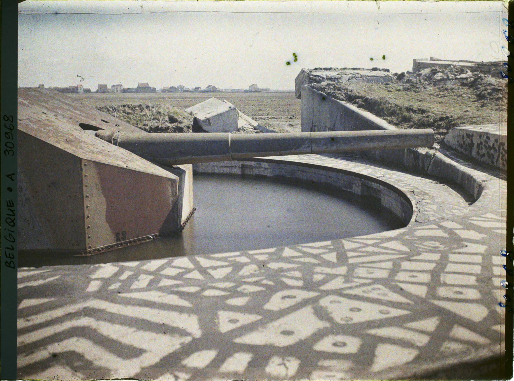 Image représentant Belgique, Middelkerke-Mariakerke, Batterie Tirpitz - Une pièce dans son cuvelage