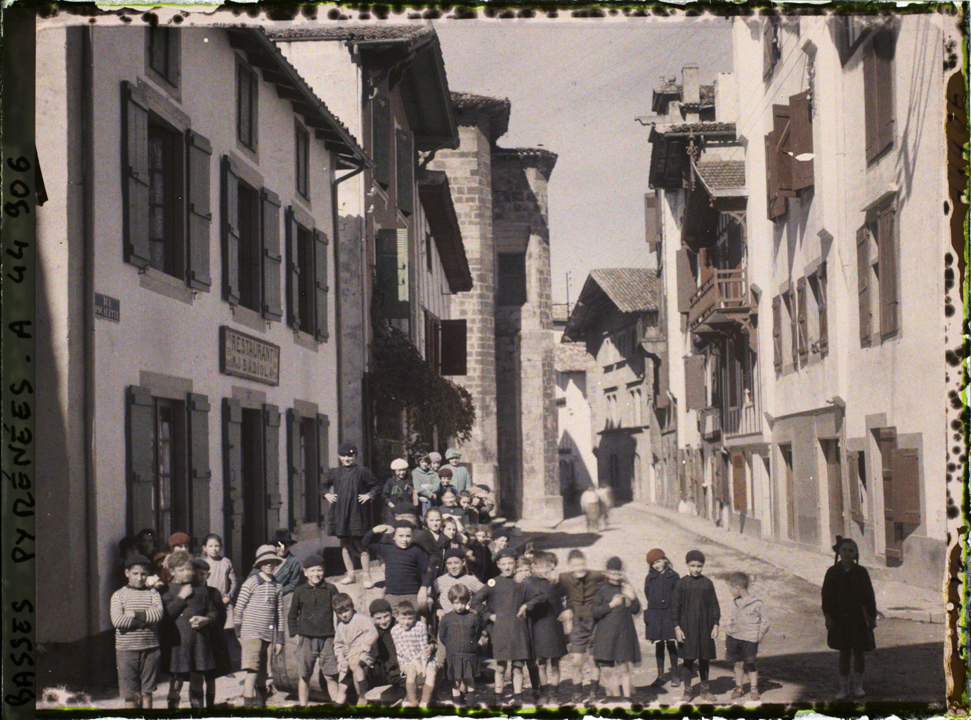 Image représentant France, Ciboure, La rue Pocalette à la sortie de l'Ecole