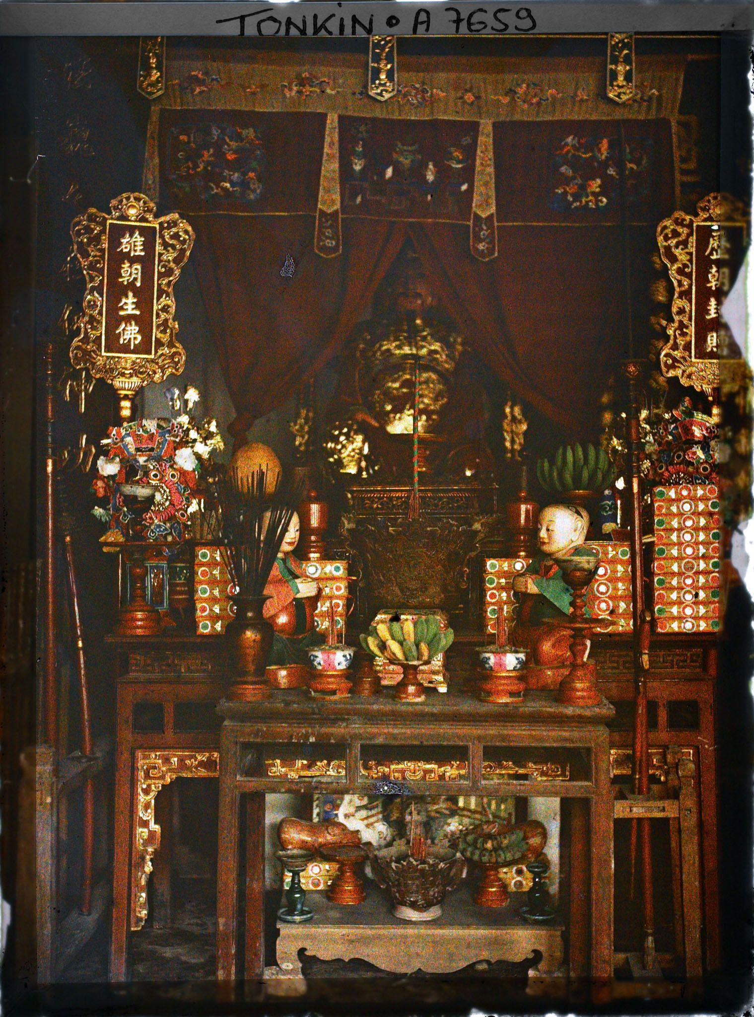 Image représentant Un des autels latéraux à l'intérieur d'un temple bouddhique (" Hàm-long ")