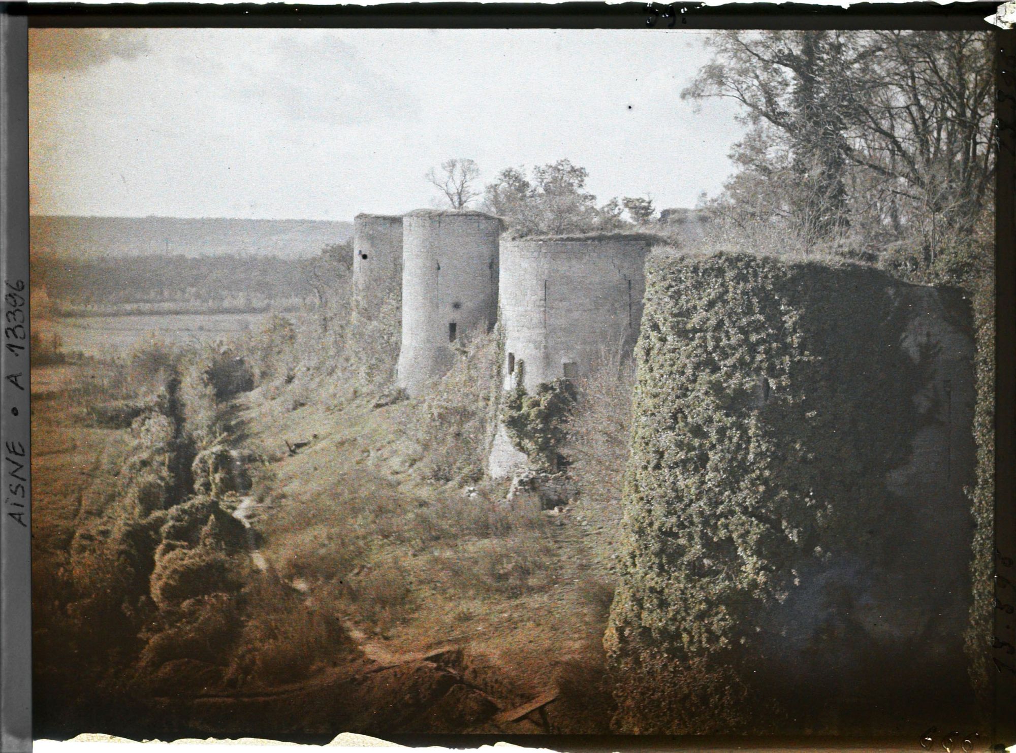 Image représentant France, Coucy le Chau, Les Remparts