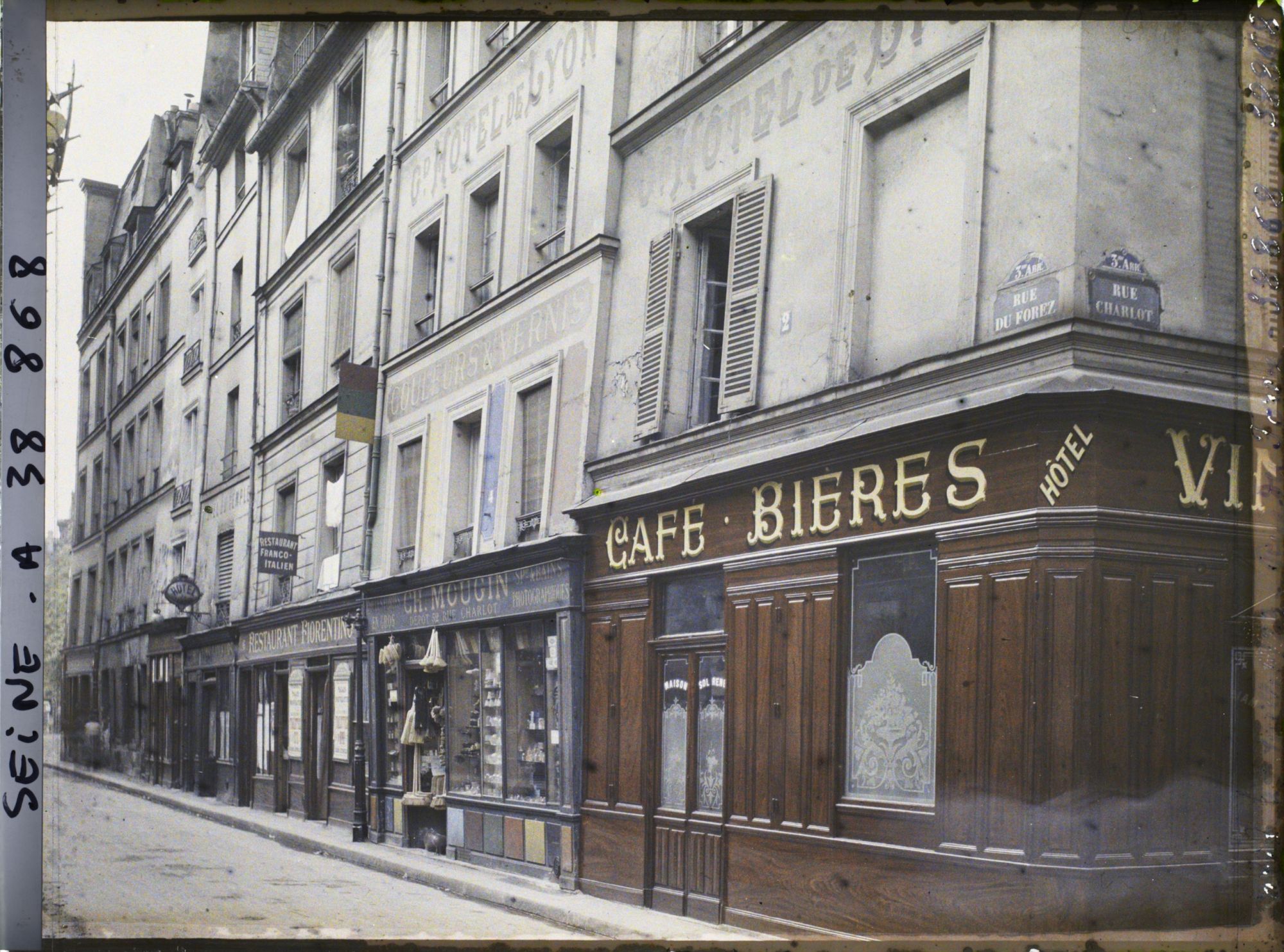 Image représentant La rue du Forez, à l'angle de la rue Charlot