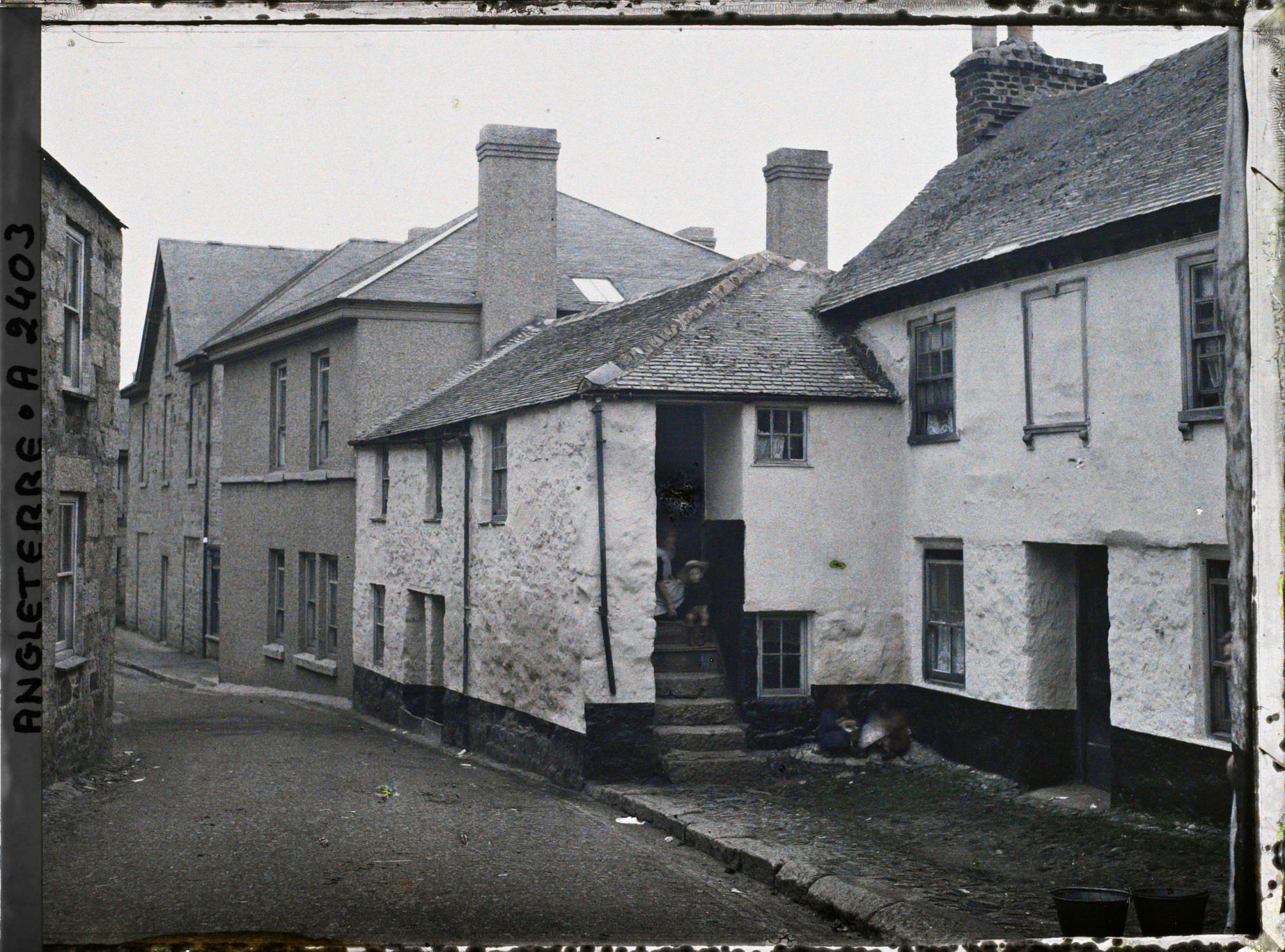 Image représentant Deux enfants en haut d'un escalier d'une maison