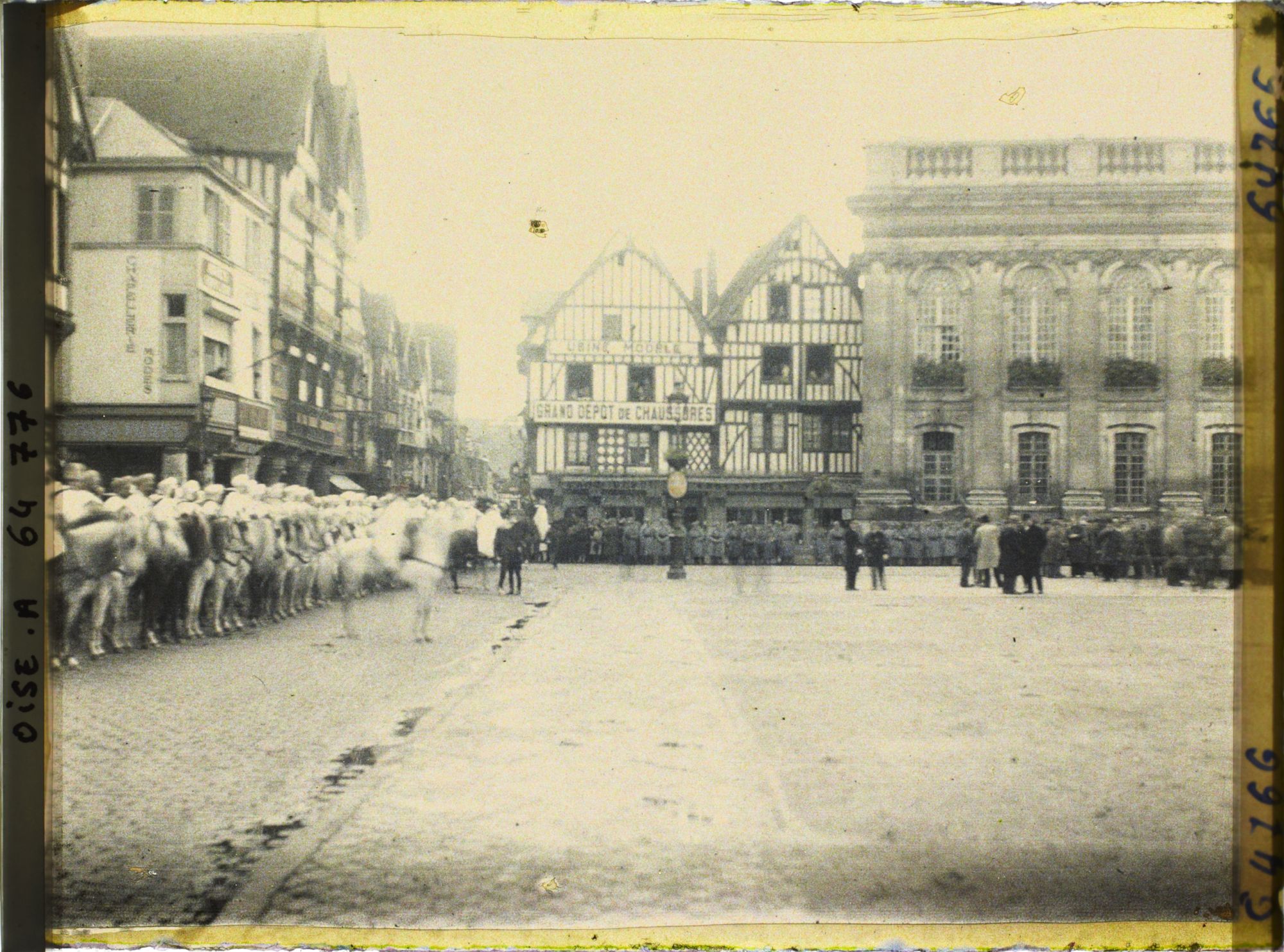 Image représentant Oise, Beauvais, Les obsèques du Dirigeable Britannique Angle Sud-Est de la place Jeanne Hachette
