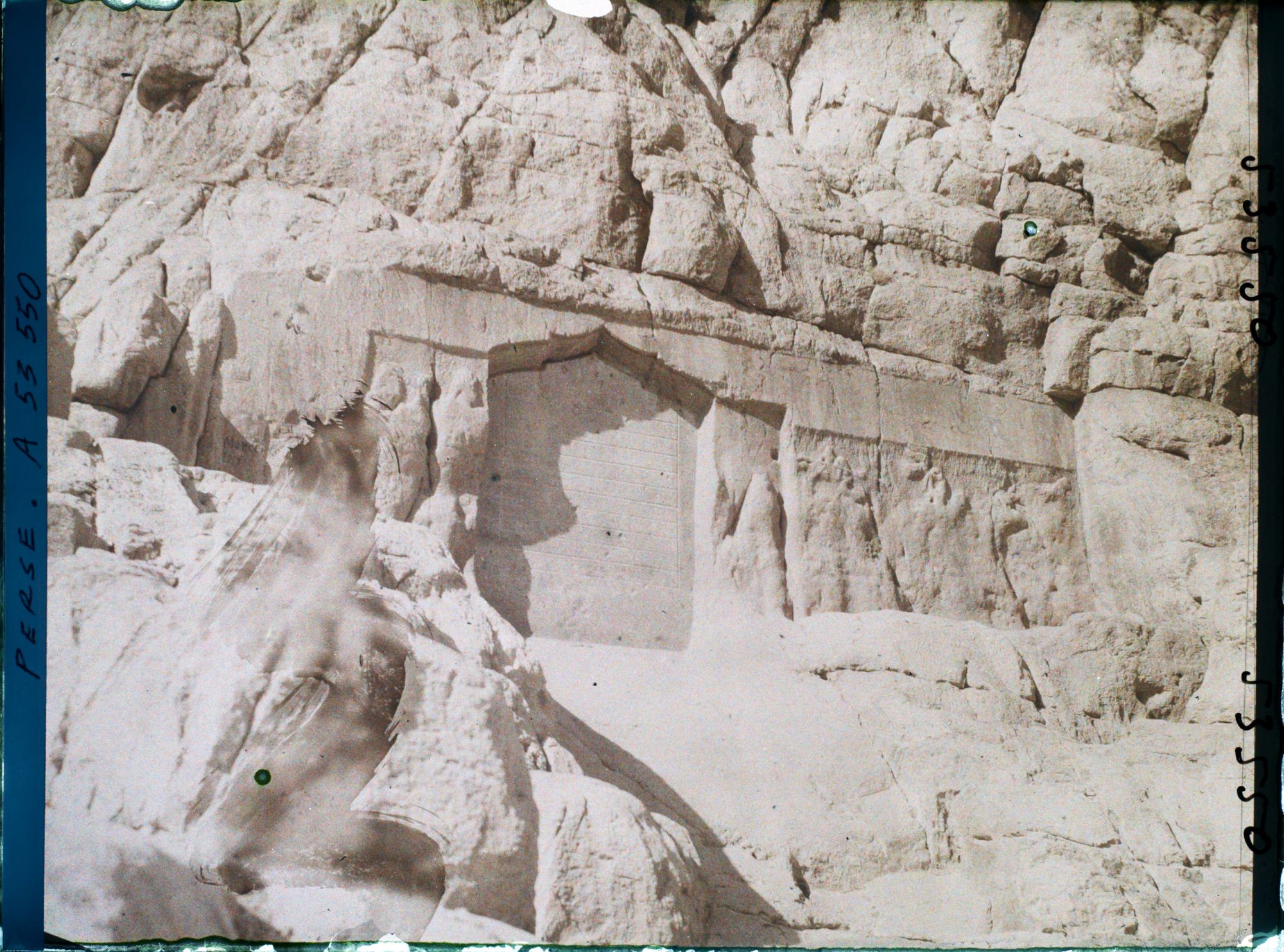 Image représentant Deux bas-reliefs d'époque parthe, celui de gauche est recouvert par une inscription persane (donation du Sheikh Ali Khan Zangana au 17e siècle)