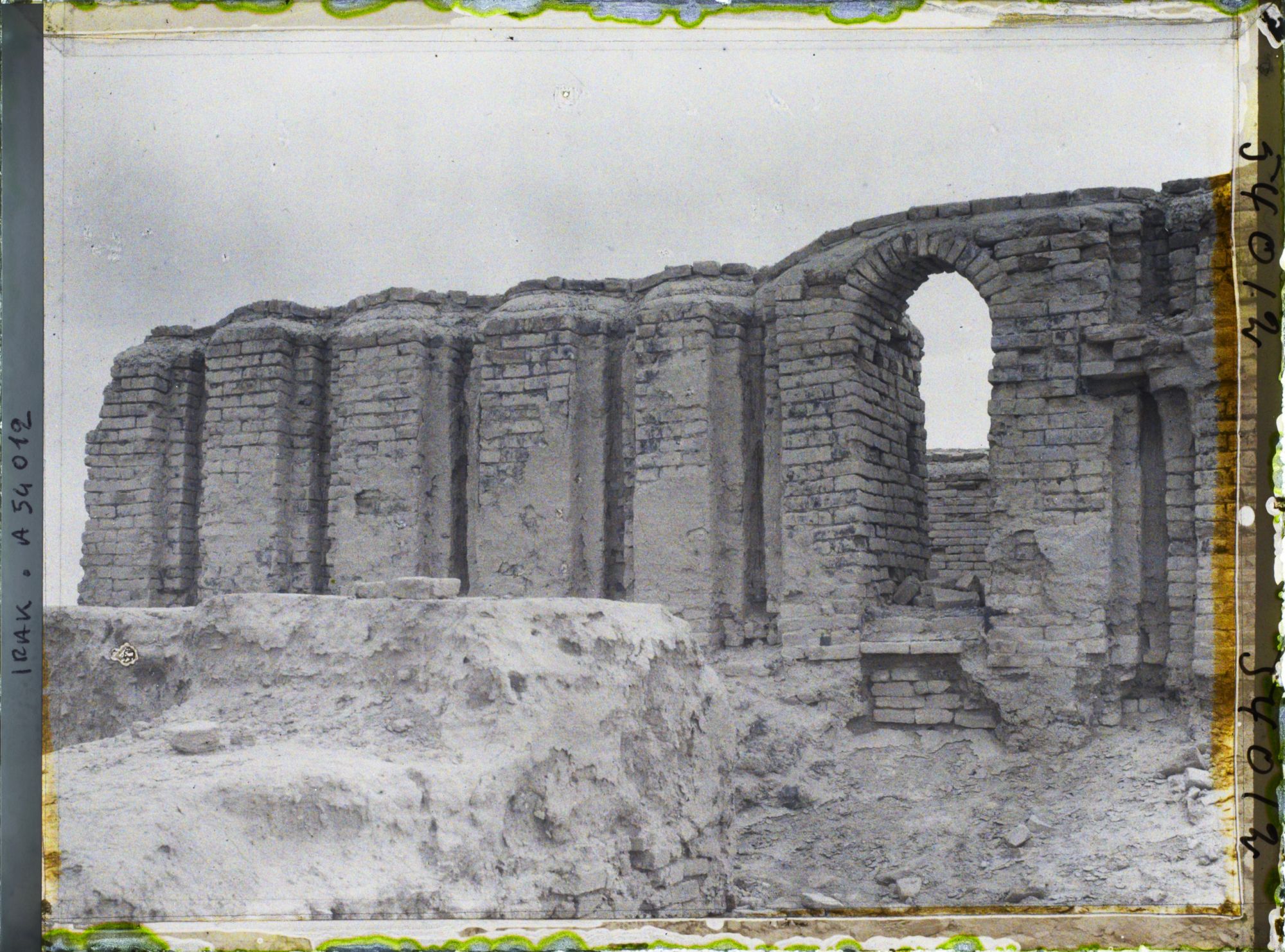 Image représentant Façade nord du temple E-Dublal-Mah (portes en ogives des XV, XIVe siècles avant J.-C. ou premier millénaire avant J.-C.)