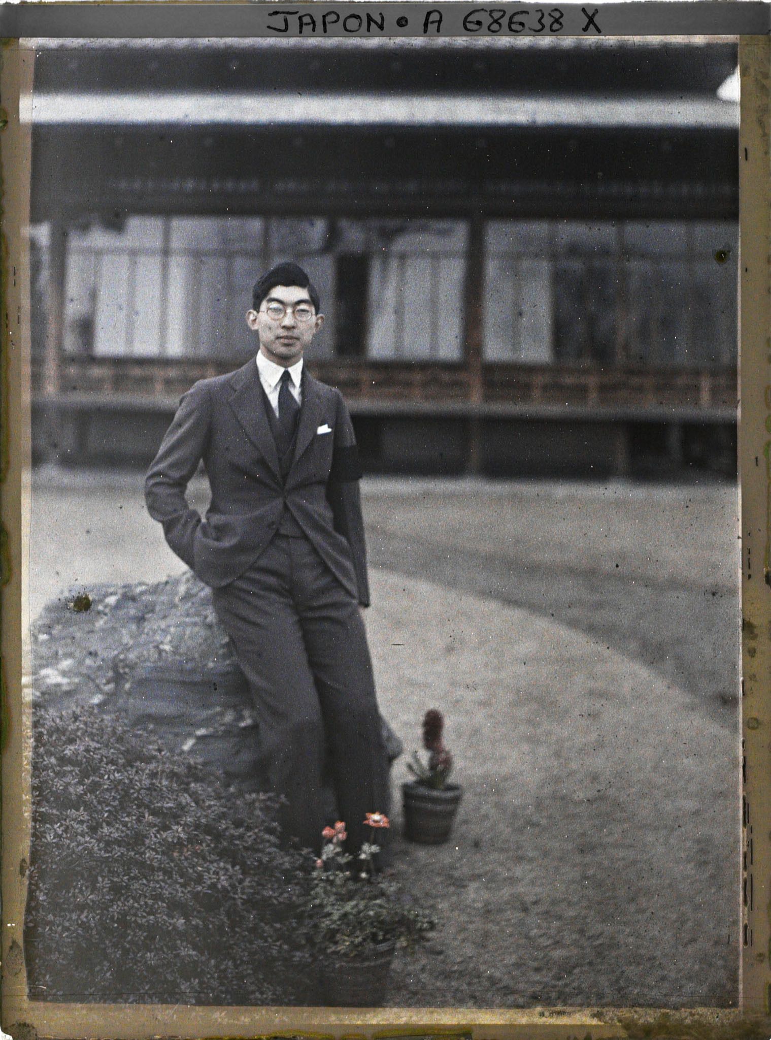 Image représentant Résidence de la famille Kitashirakawa : le prince Chichibu, portant le deuil de son père l'empereur Yoshihito, décédé le 25 décembre 1926