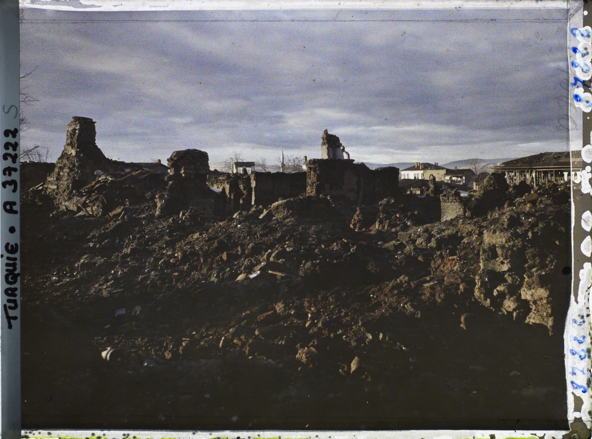 Image représentant Amas de ruines au soleil couchant
