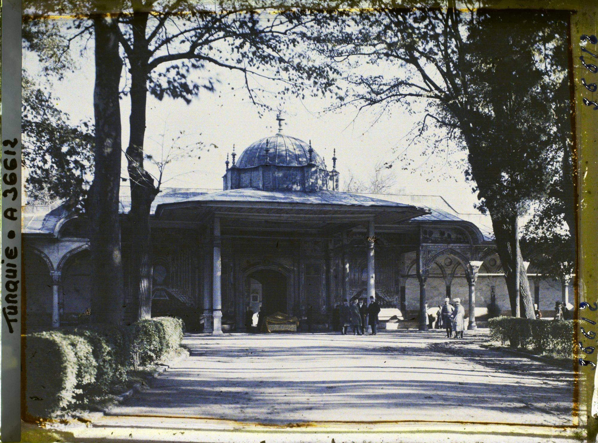 Image représentant Topkapi Sarayi - Bab-üs-Saadet ("Porte de la Félicité") le jour de l'investiture du Calife
