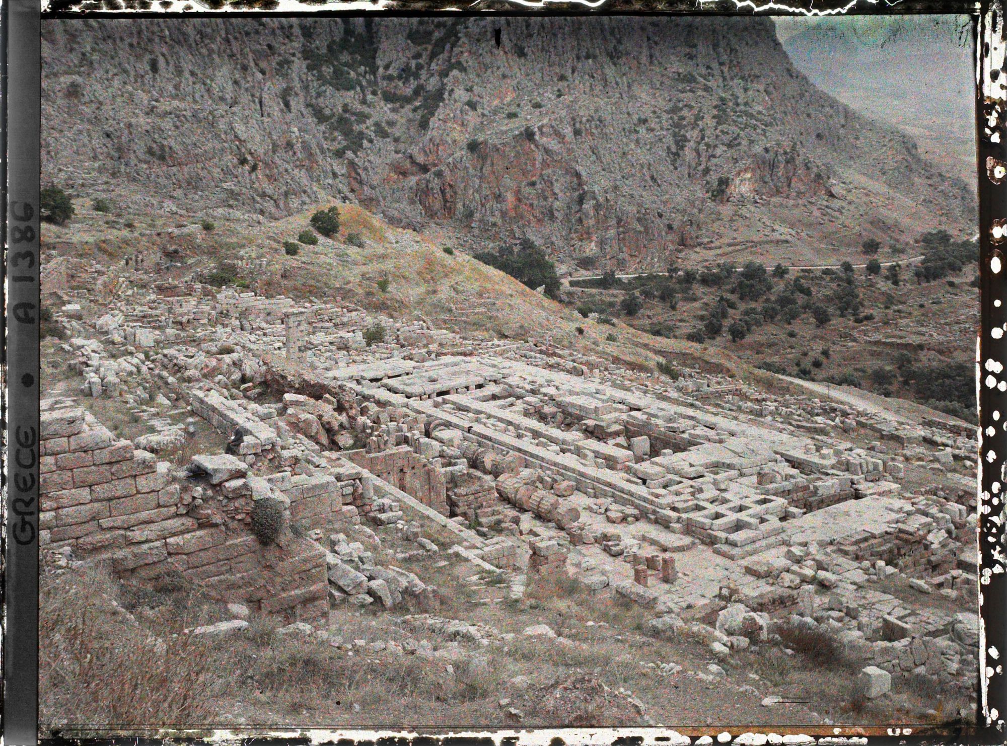 Image représentant Sanctuaire d'Apollon. Une plongeante sur le temple d'Apollon et ses abords