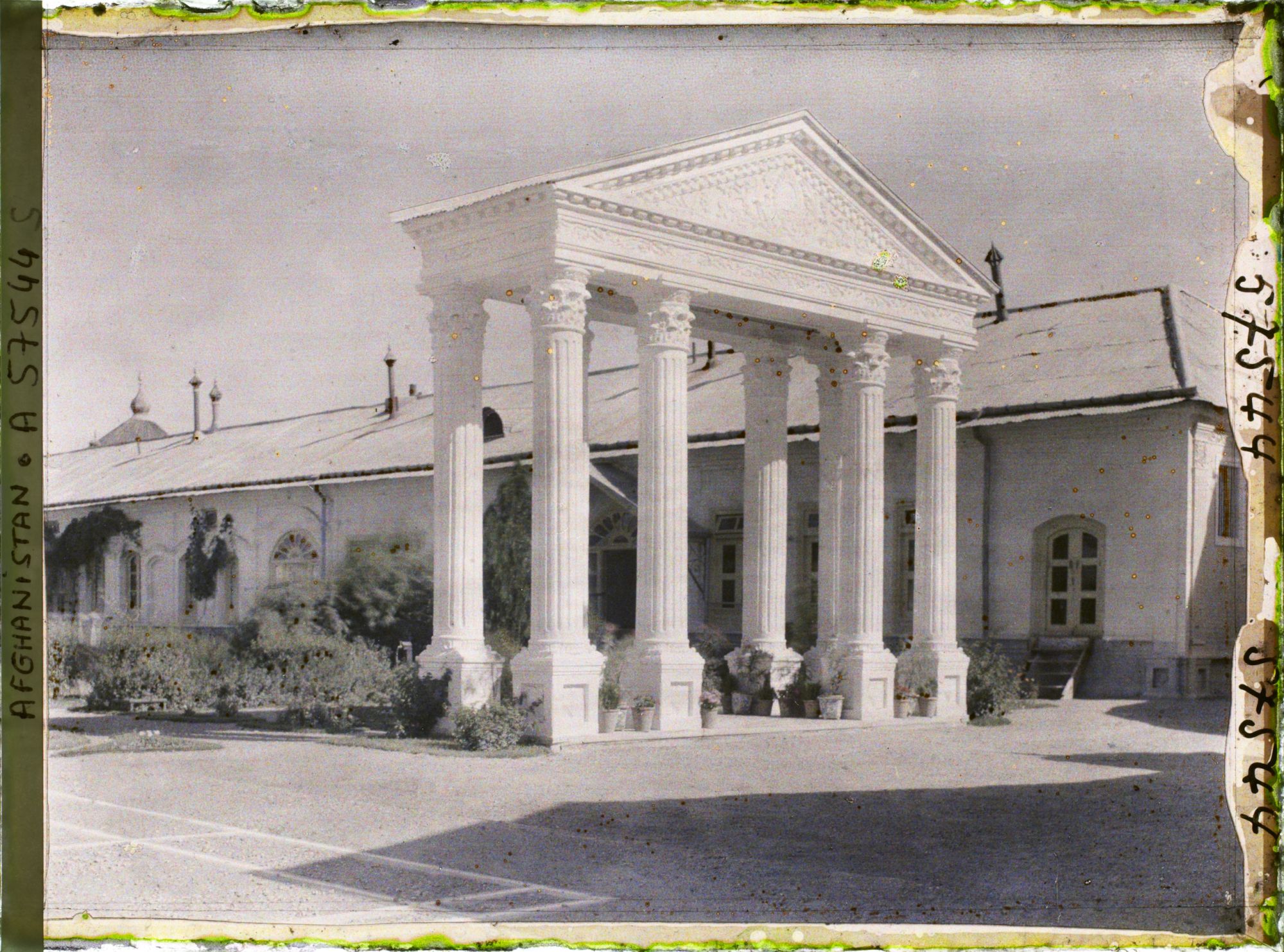 Image représentant Un portique (de style grec), dans l'Arg (la citadelle abritant le Palais royal)