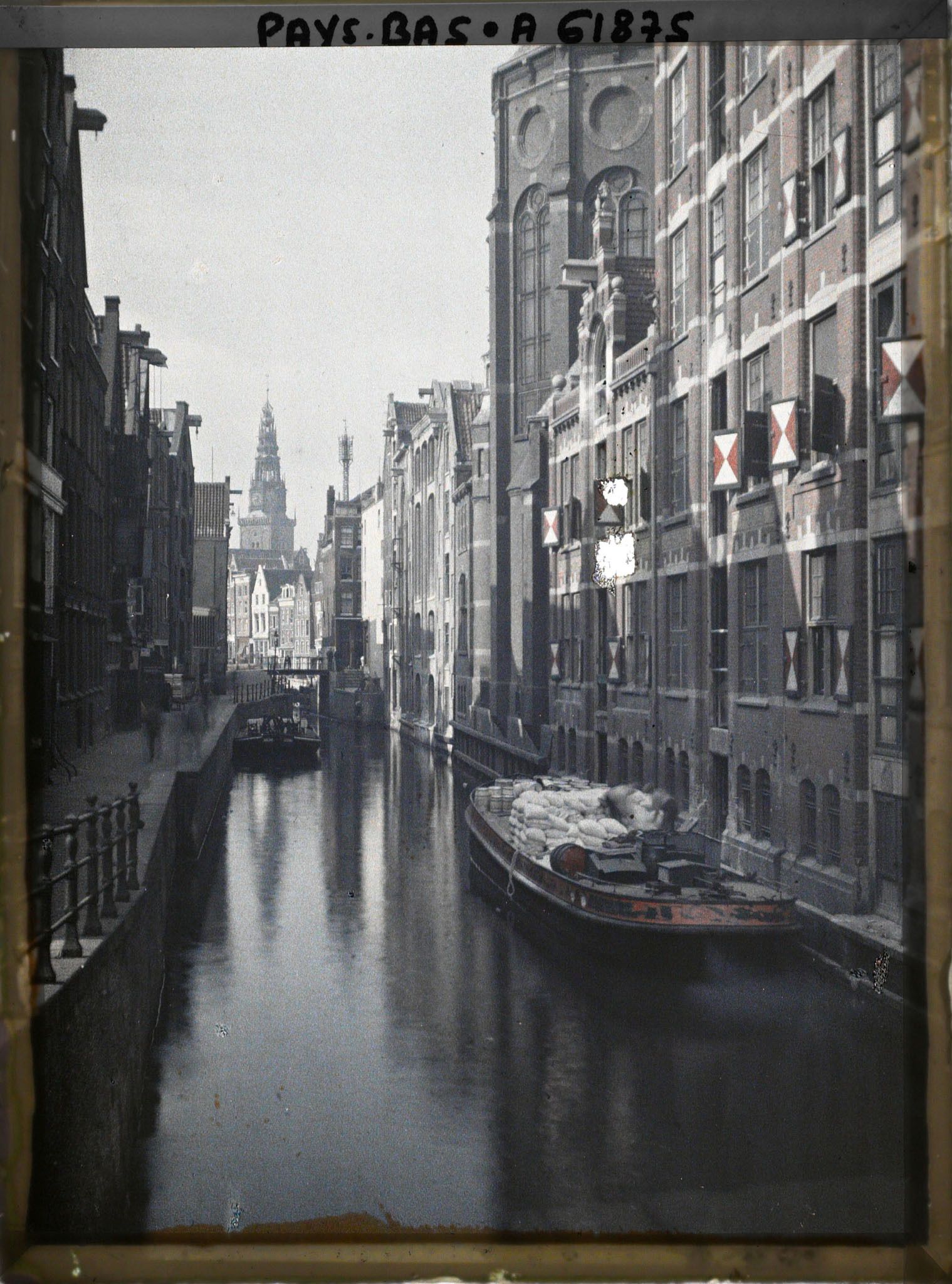 Image représentant Le Oudezijdskolk qui aboutit dans le Oudezijds Voorburgwal