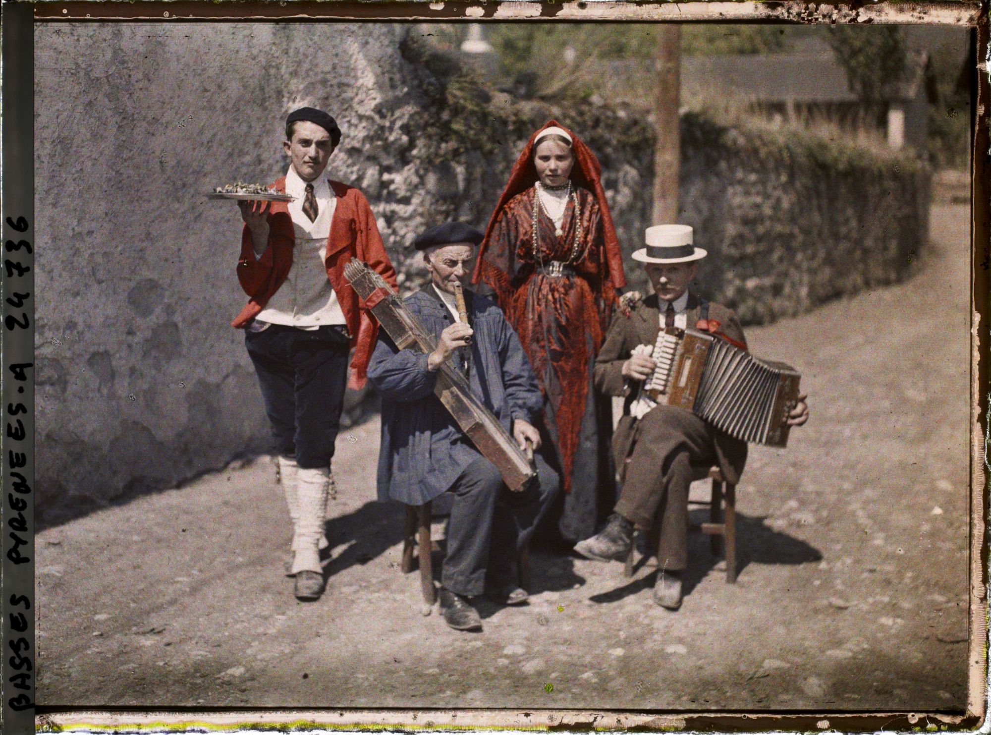 Image représentant France, Vallée d'Ossau, Vallée d'Ossau Les Musiciens Ossalois (Tambourin et bisauflûte)