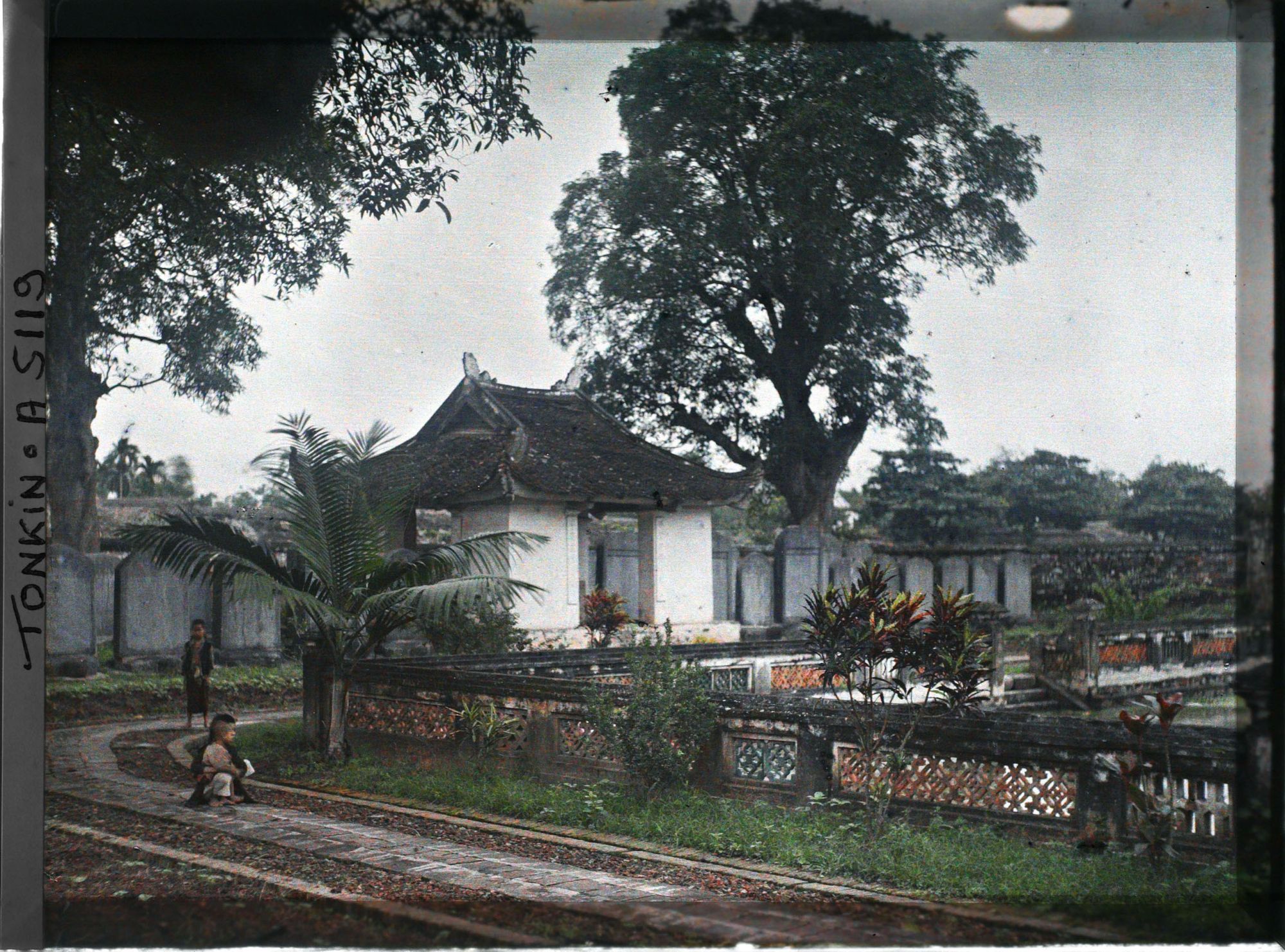 Image représentant Un angle du bassin Thien-quang-tinh (" Puits où se reflète l'éclat pur du ciel "), dans la troisième cour du temple confucéen de la " Culture littéraire ", dans le quartier de la Citadelle (route de Sinh-tu)