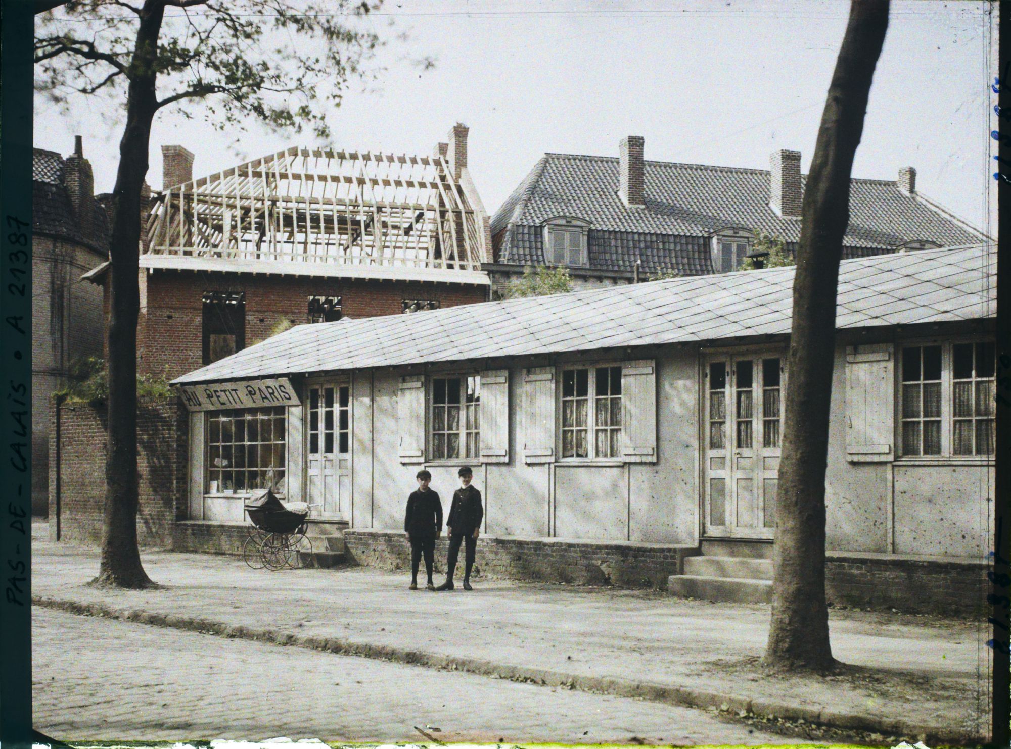 Image représentant France, Béthune, Maison en reconstruction et maison en bois rue de Lille