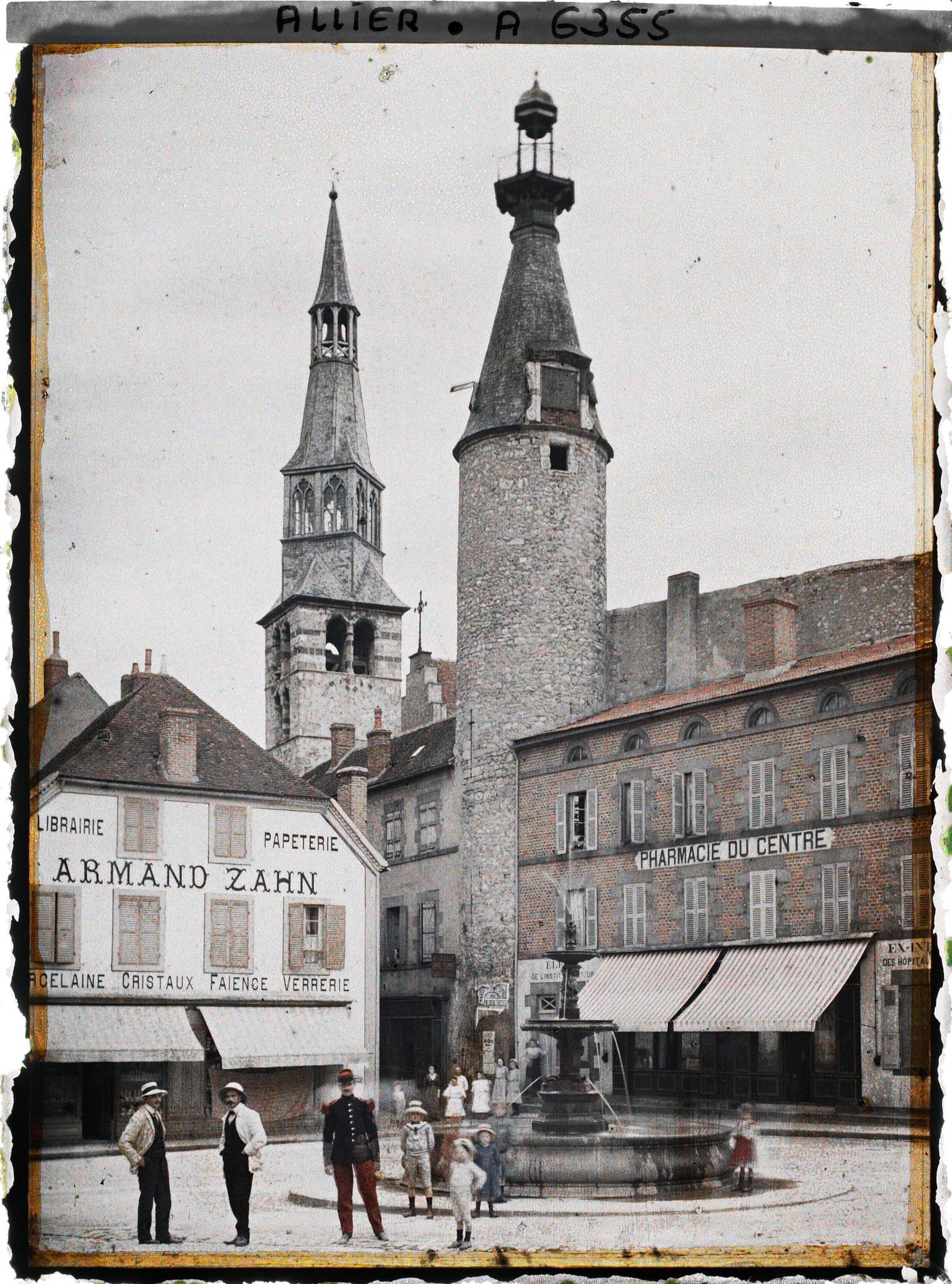 Image représentant La place Foch, l'église Sainte-Croix, tour en charpente et le beffroi