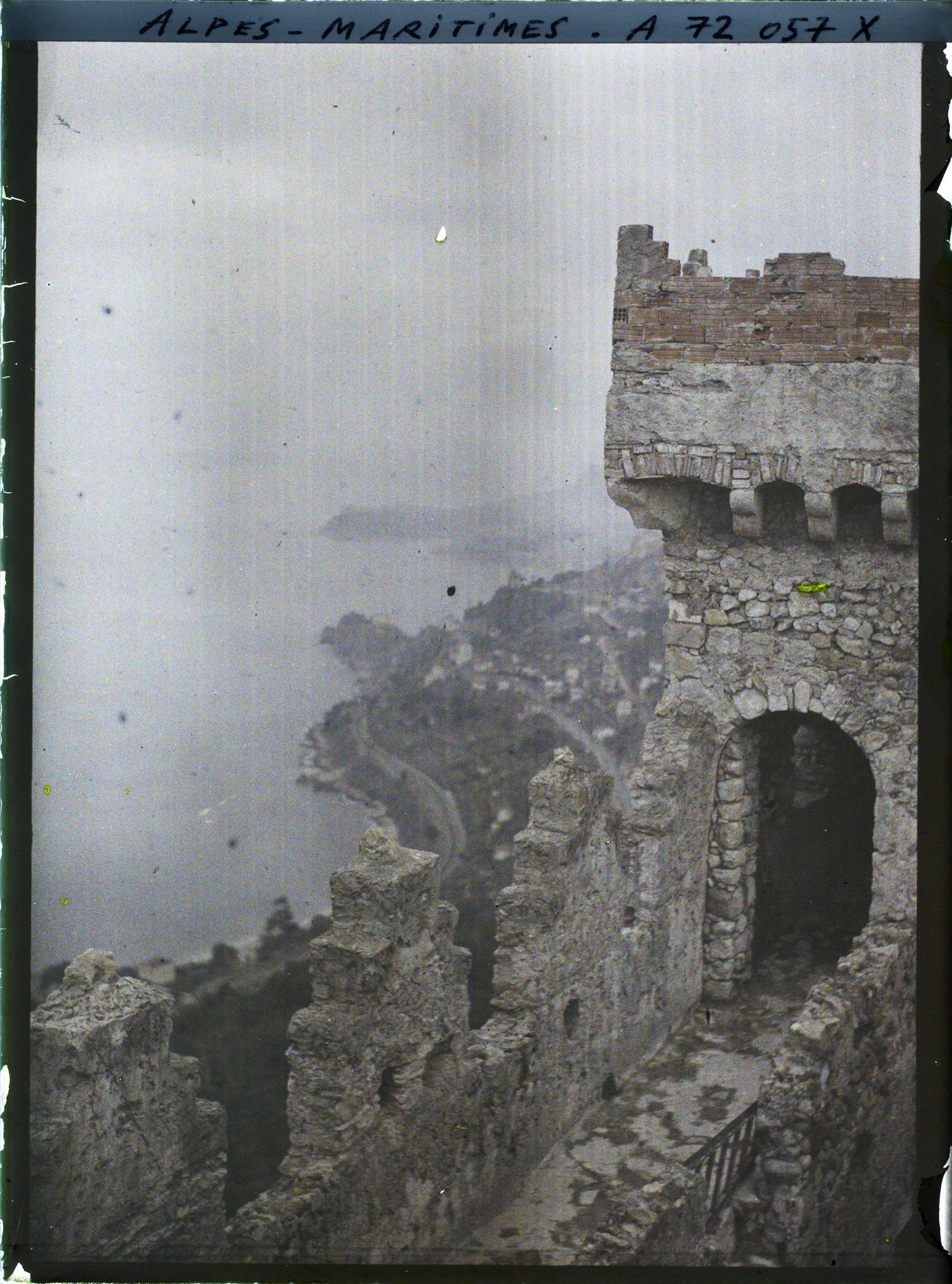 Image représentant Vue prise du chemin de ronde du château