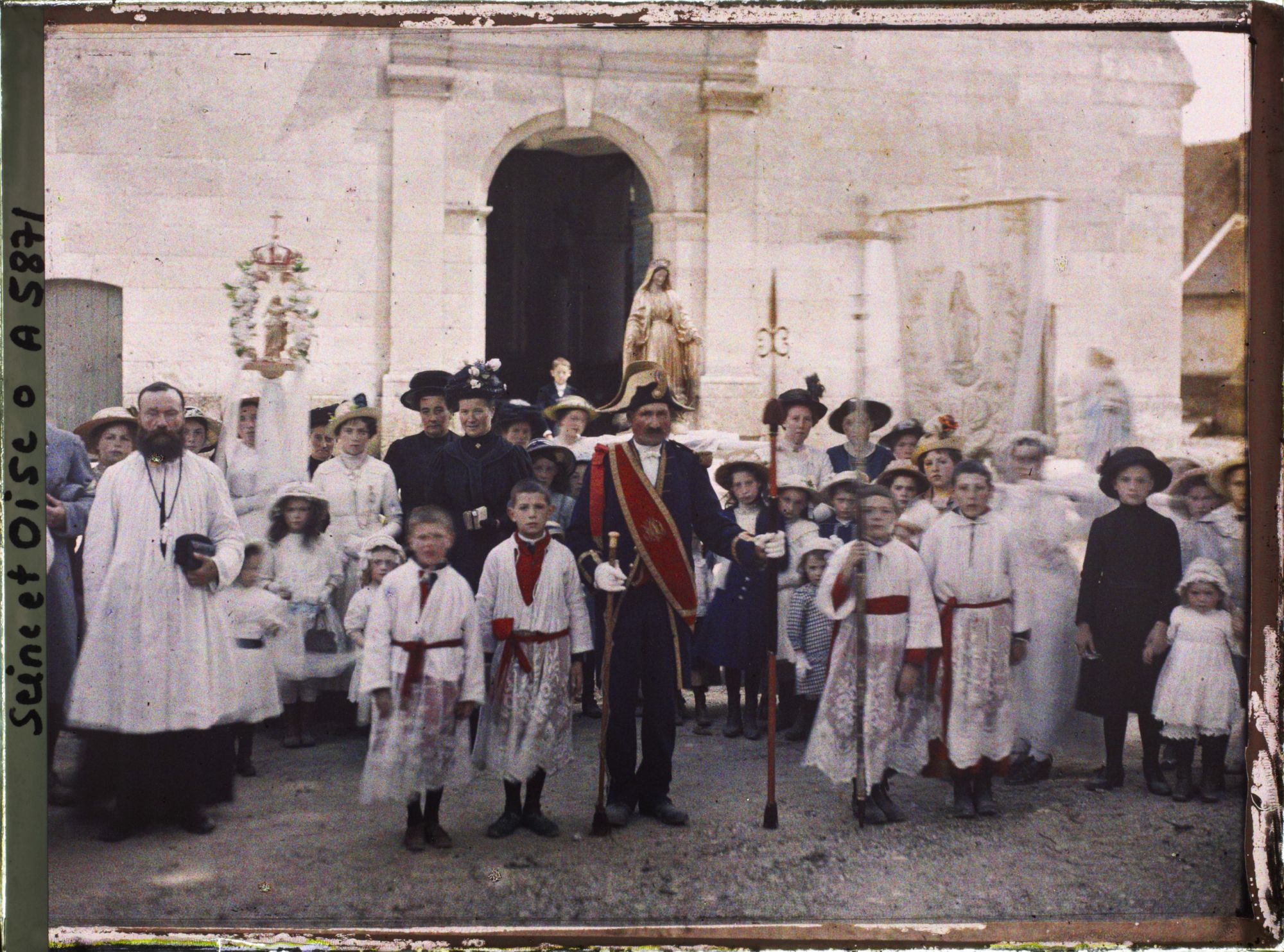 Image représentant France, Méry, La procession devant l'Eglise de Méry