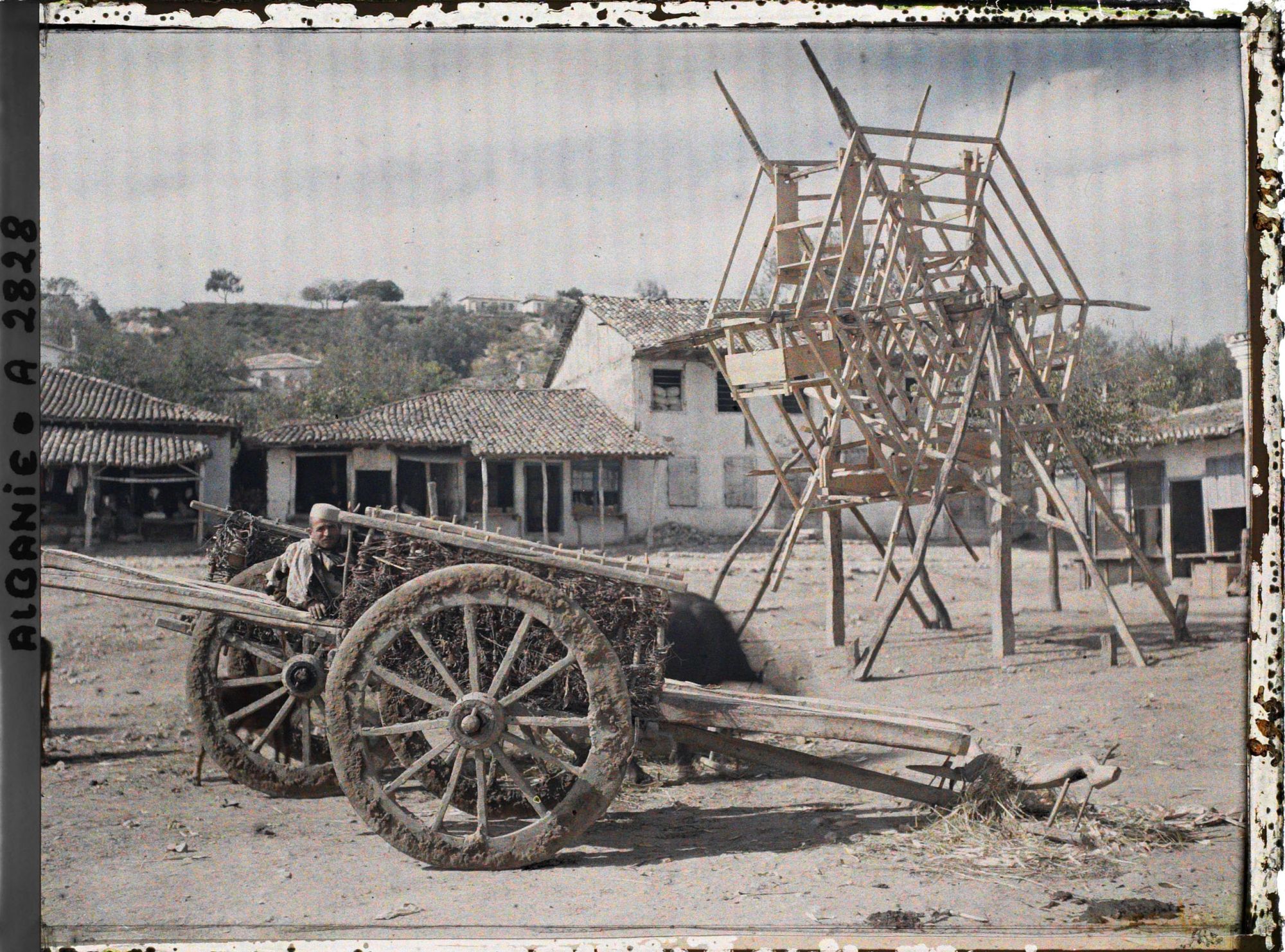 Image représentant Charriots à boeufs et roue de manège sur une place