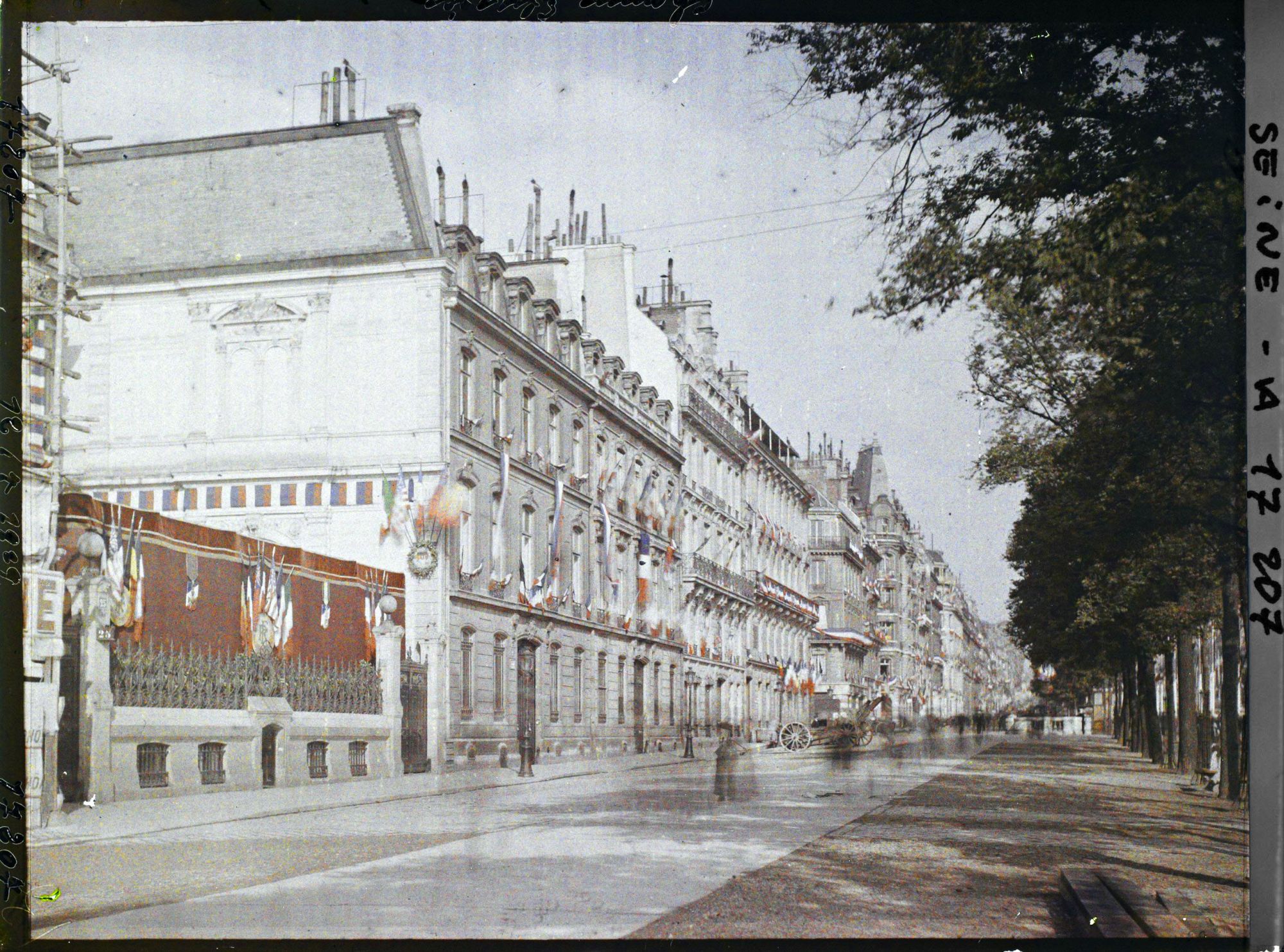Image représentant L'avenue des Champs-Elysées décorée pour le 14 juillet, au niveau du numéro 25 (actuel hôtel de la Païva)