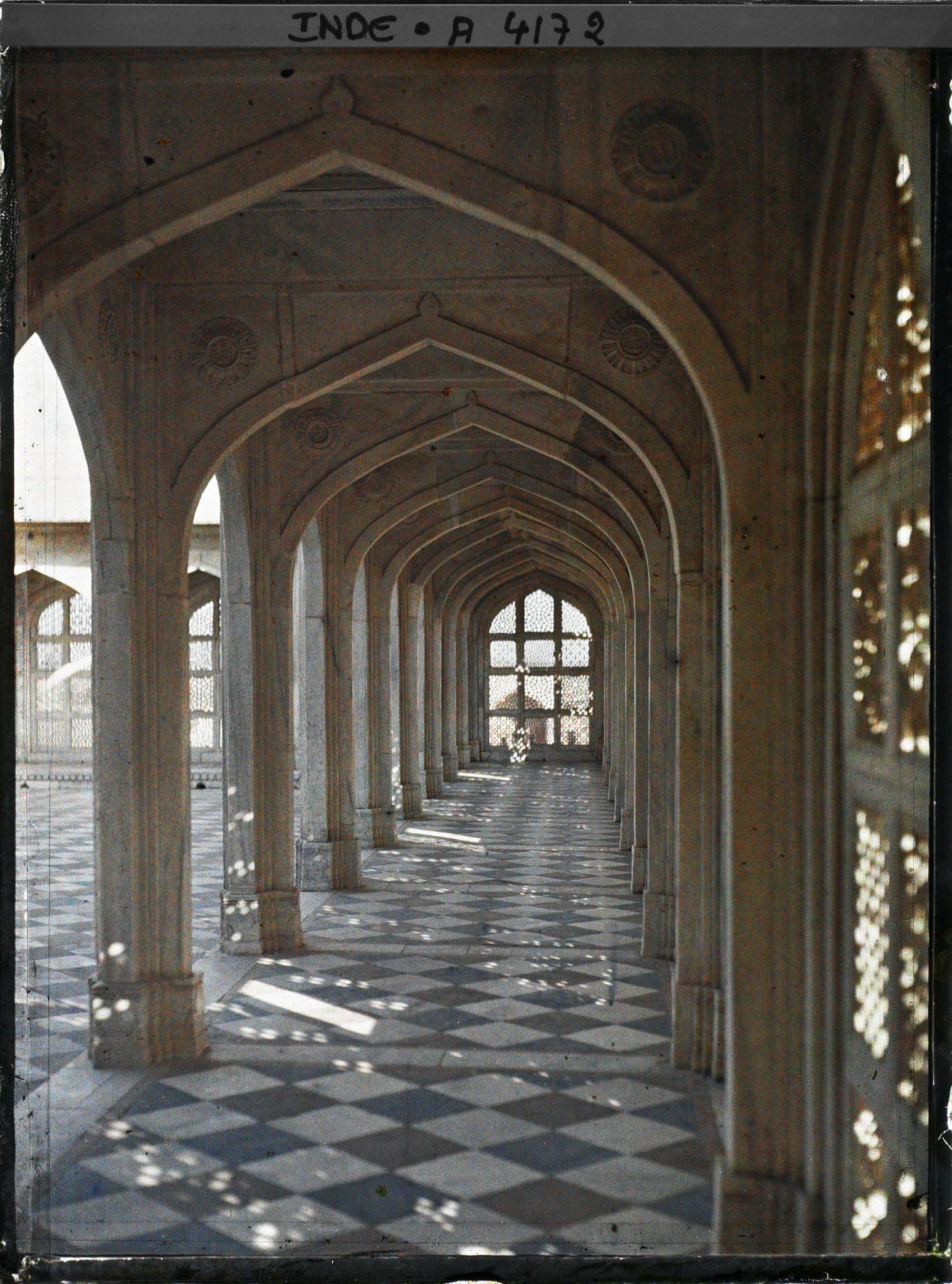 Image représentant Damiers et jeux de lumière : la galerie de marbre blanc du mausolée d'Akbar