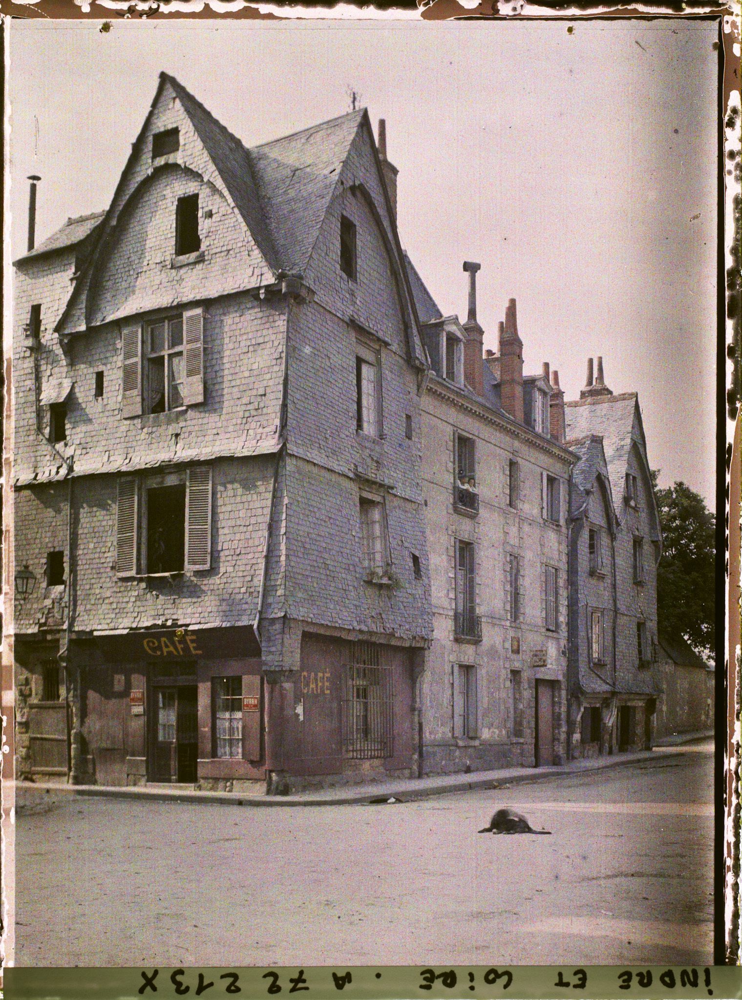Image représentant Le café à l'angle de la place Foire le Roy et la rue du Dr Hermary