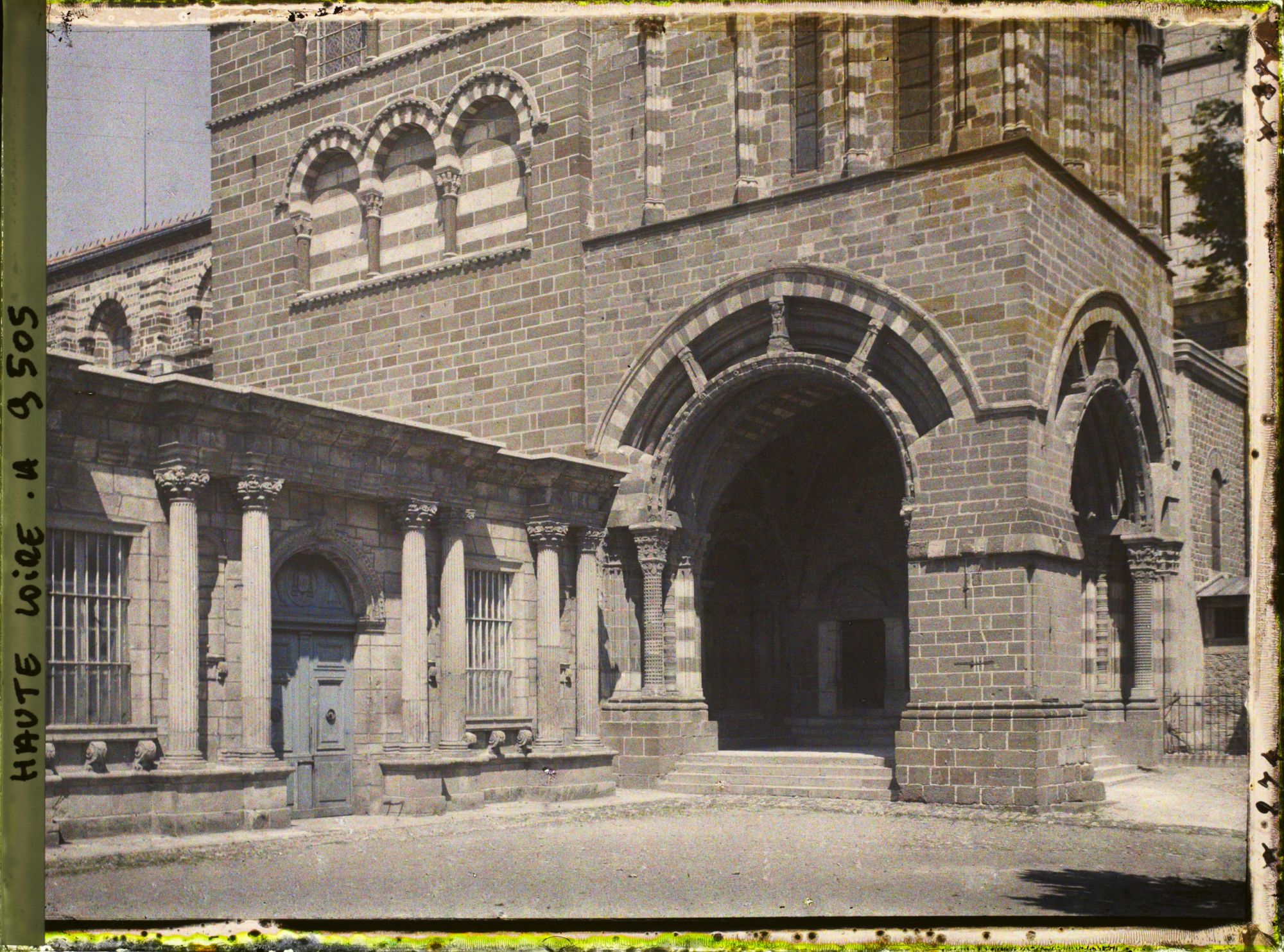 Image représentant Le porche du For de la cathédrale Notre-Dame-de-l'Annonciation