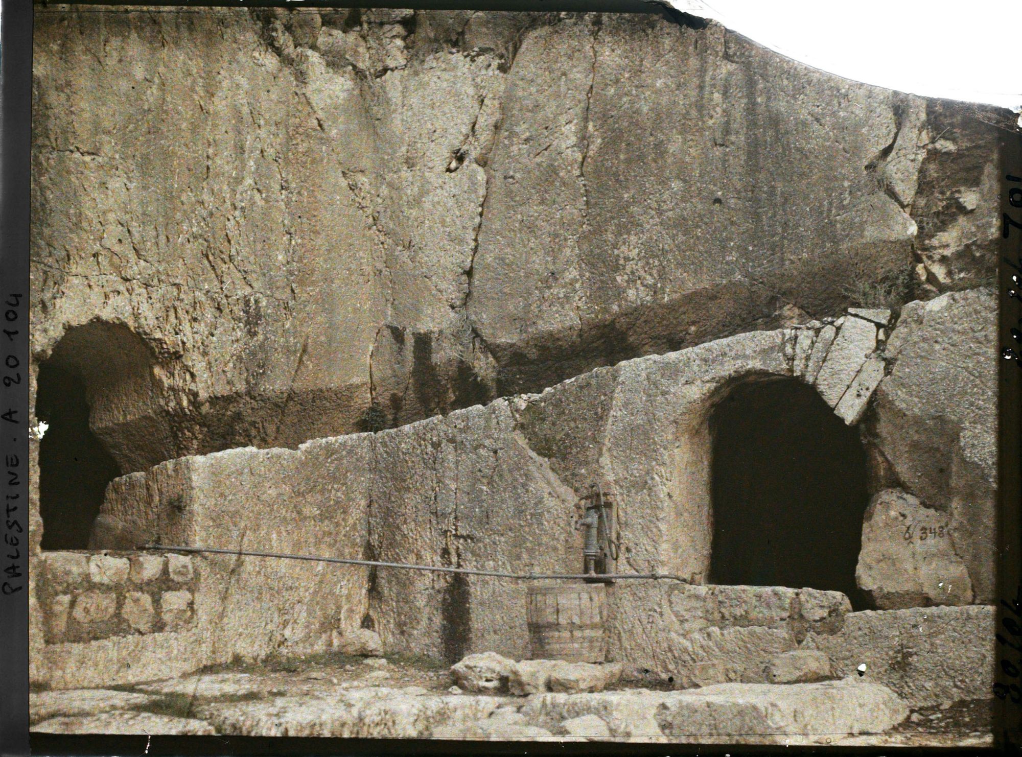 Image représentant Fontaine et canalisation dans le Tombeau des Rois