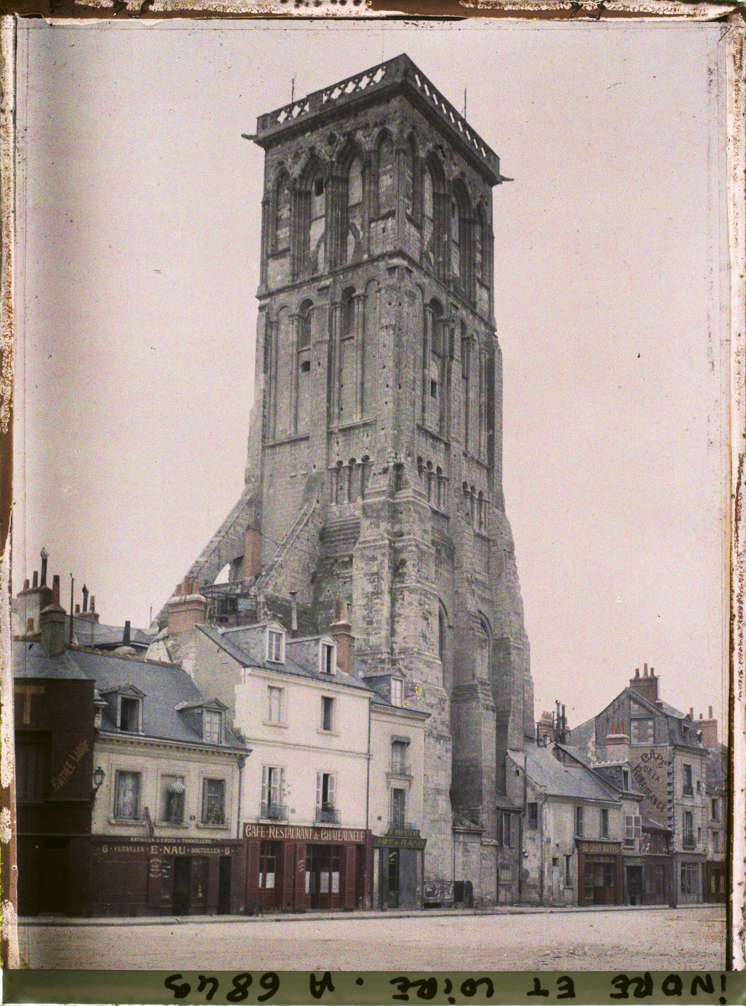 Image représentant La tour Charlemagne, vue de la rue de Châteauneuf