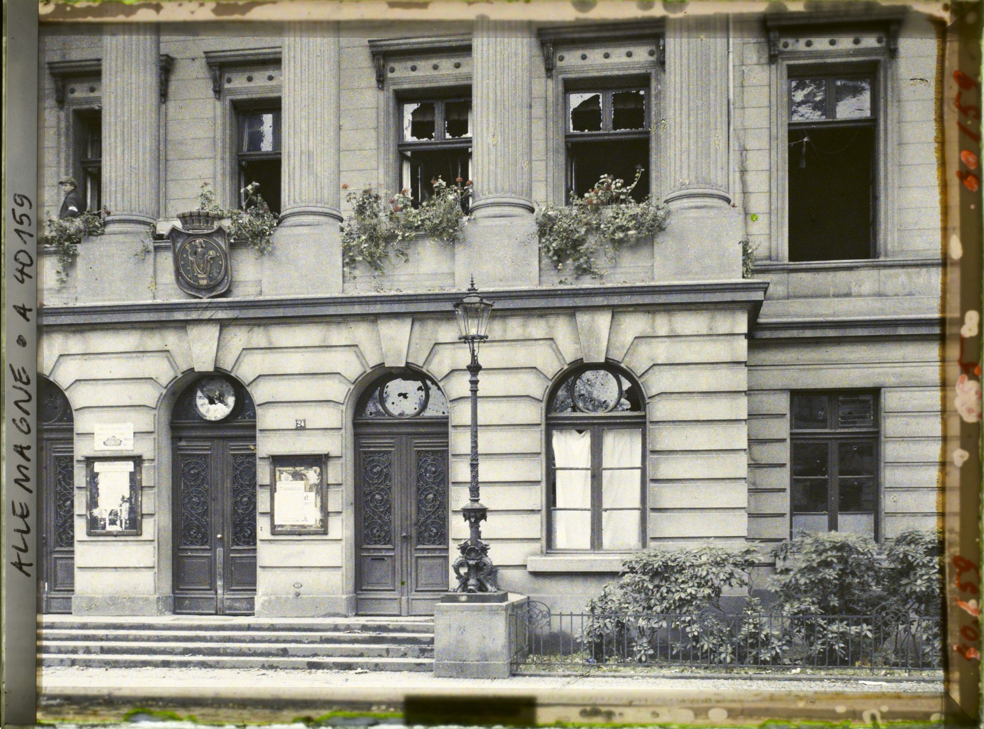 Image représentant Prusse, Crefeld, Façade déchiquetée de l'Hôtel de Ville, par les balles