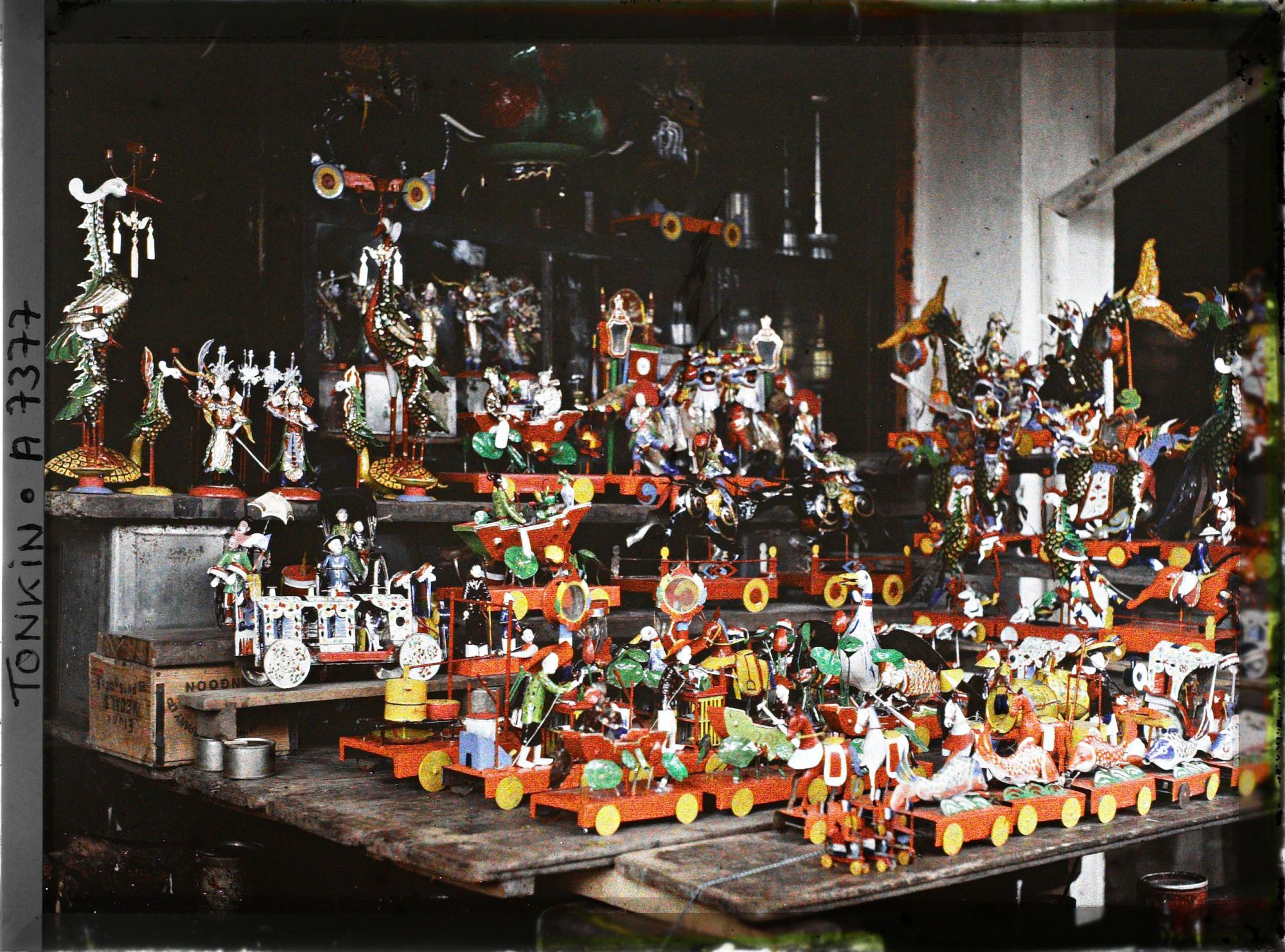 Image représentant Un détail d'étalage de jouets en fer blanc peint, vendus à l'époque de la fête des enfants (fête de la mi-automne)