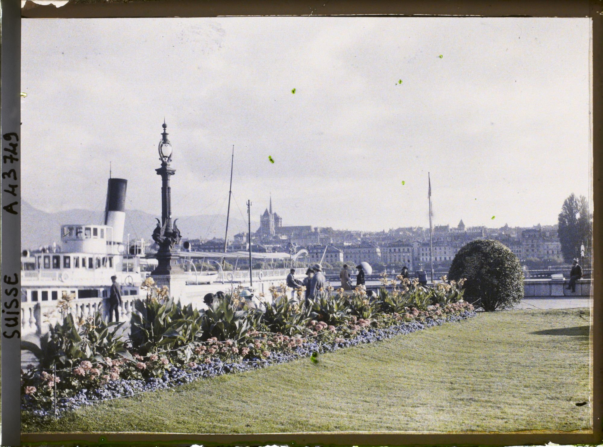 Image représentant Un bateau de la CGN à l'embarcadère du quai du Mont-Blanc
