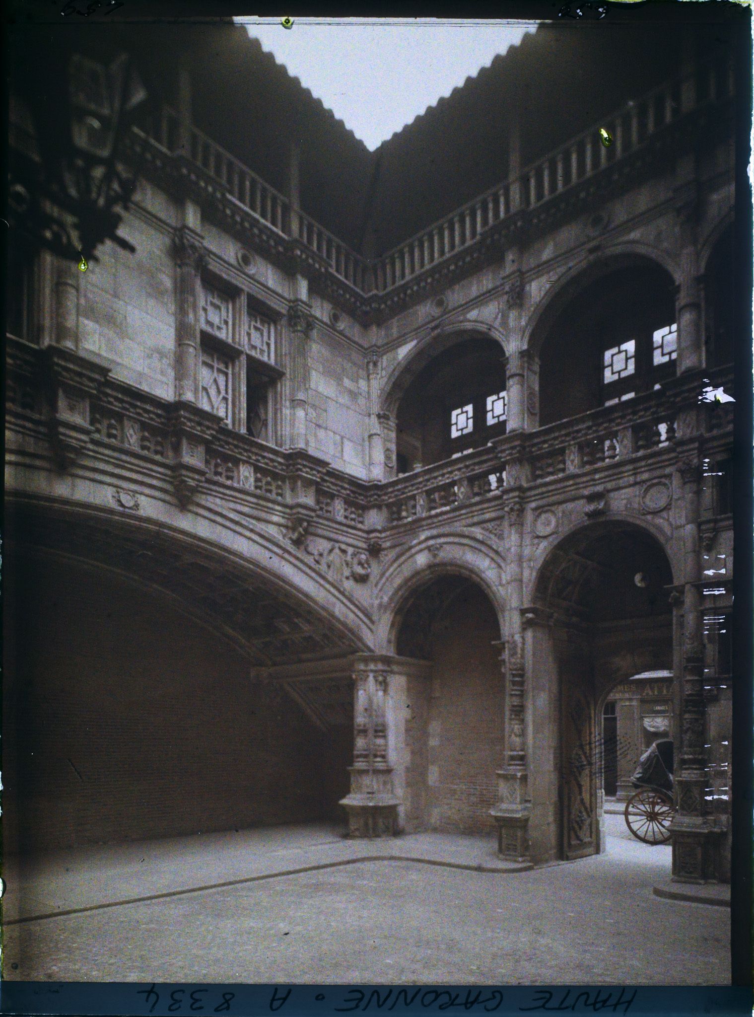 Image représentant La cour intérieure de l'Hôtel de Bernuy