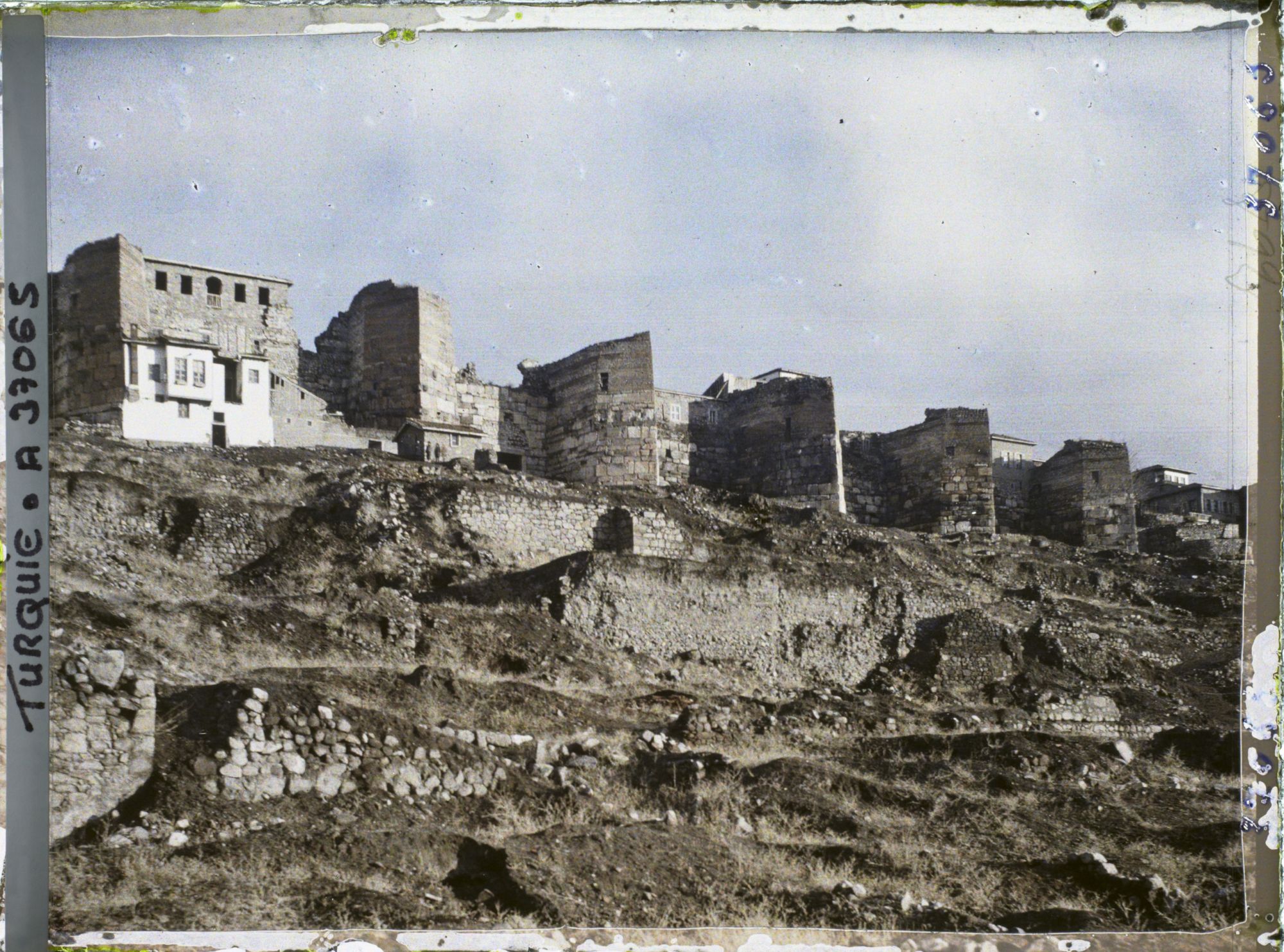 Image représentant Les murailles ouest de la citadelle au crépuscule (l'enceinte haute)