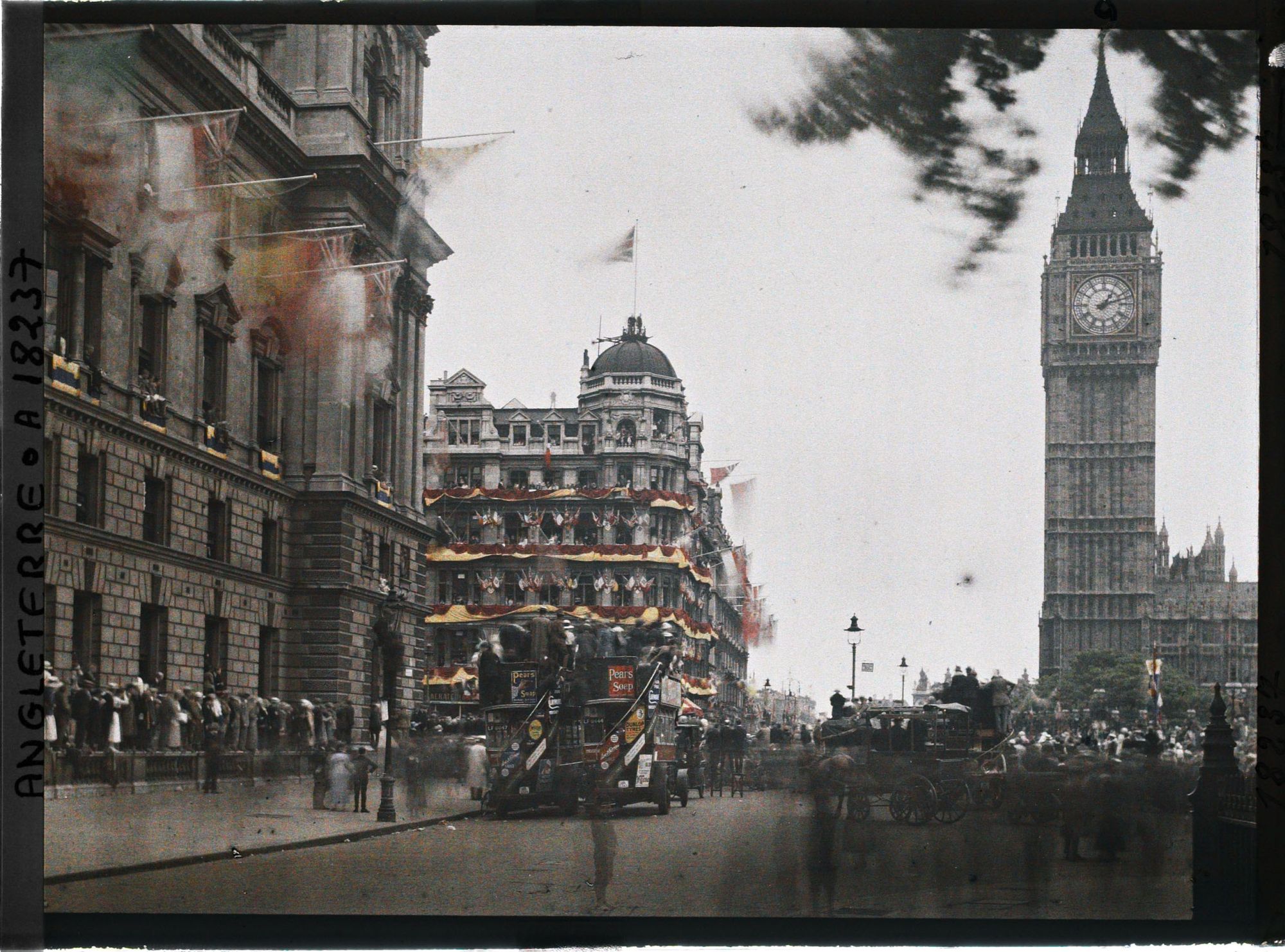 Image représentant Passage du défilé des troupes alliées au croisement entre Parliament Street et Bridge Street. A droite, la tour de l'Horloge du Palais de Westminster