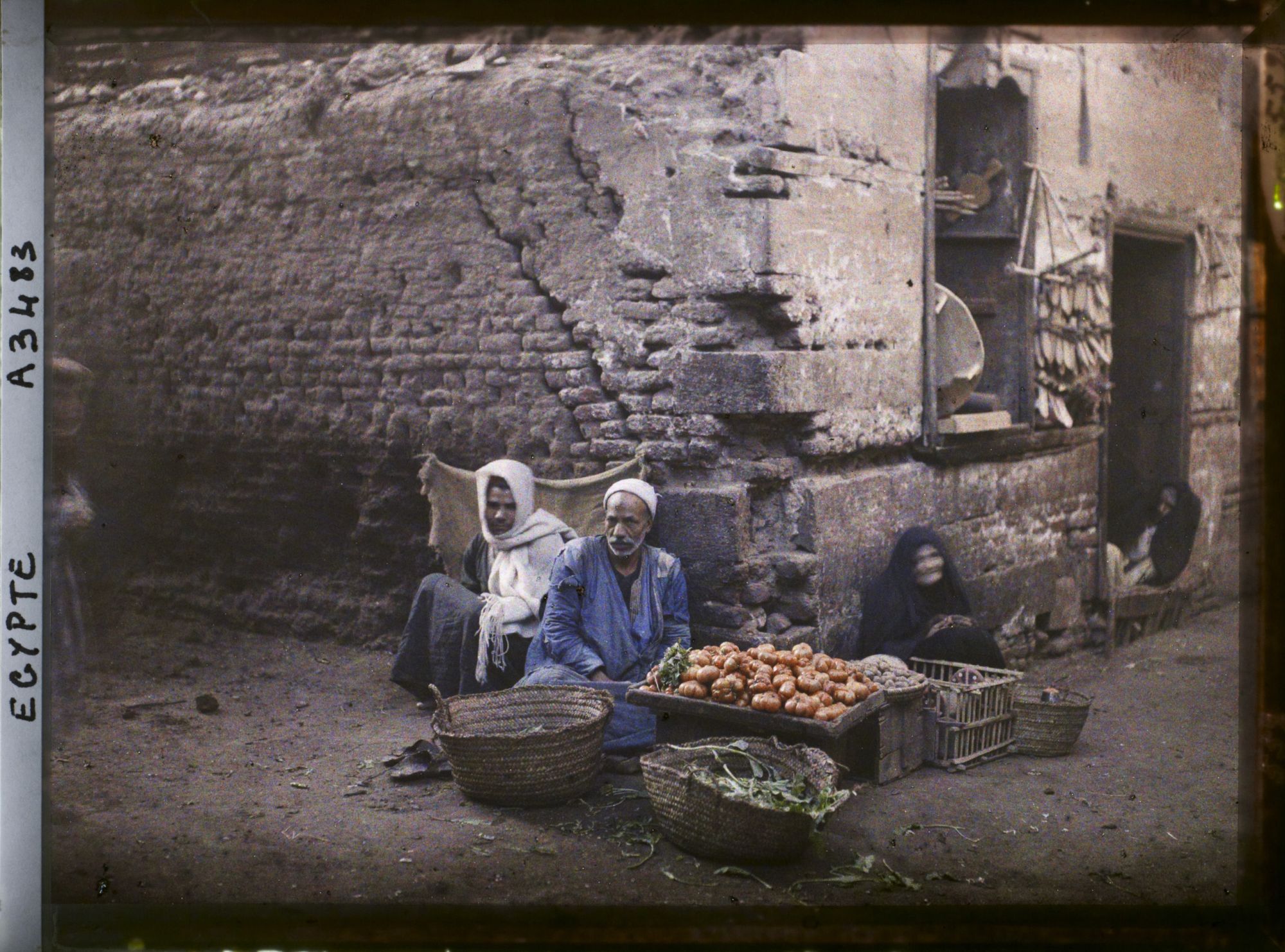 Image représentant Marchand ambulant de tomates, assis