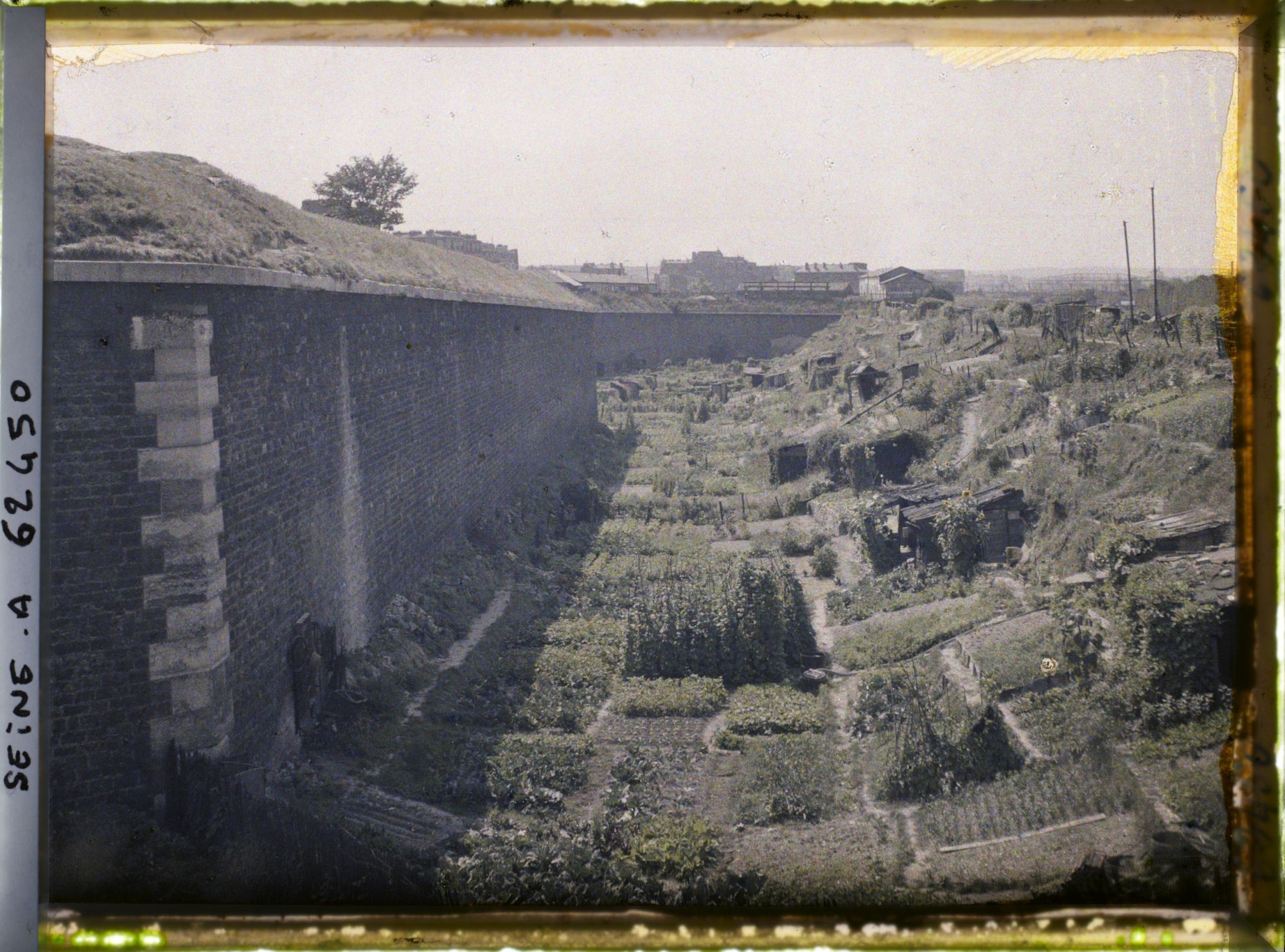Image représentant Les jardins ouvriers aux pieds des fortifications, porte de Saint-Ouen