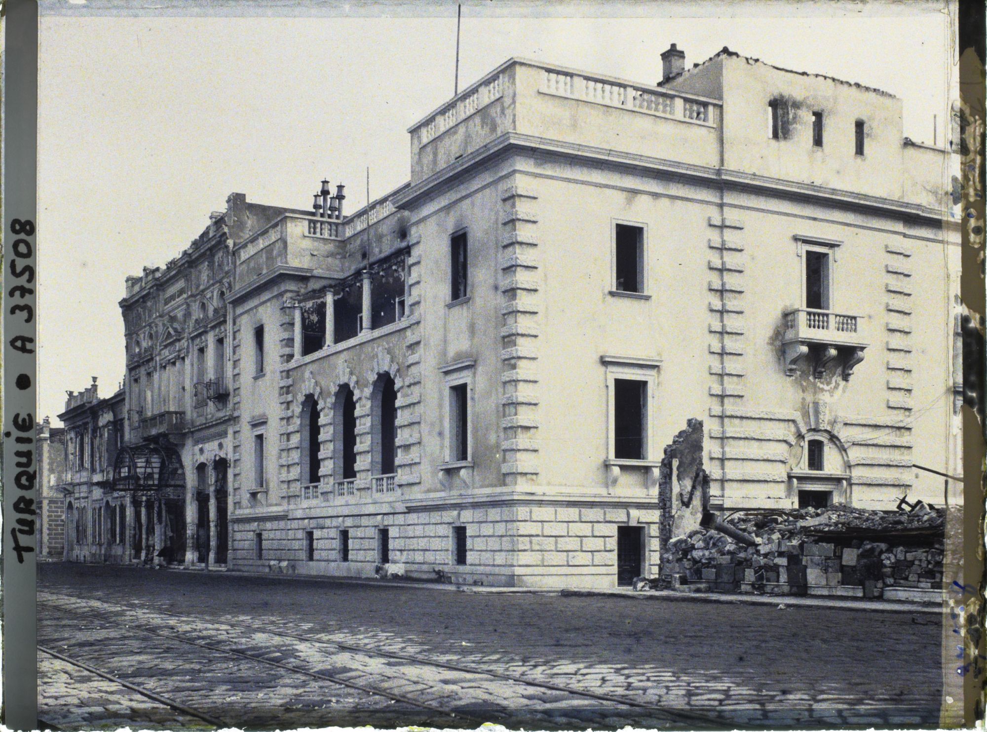 Image représentant Bâtiments incendiés le long des quais. Le Consulat de France