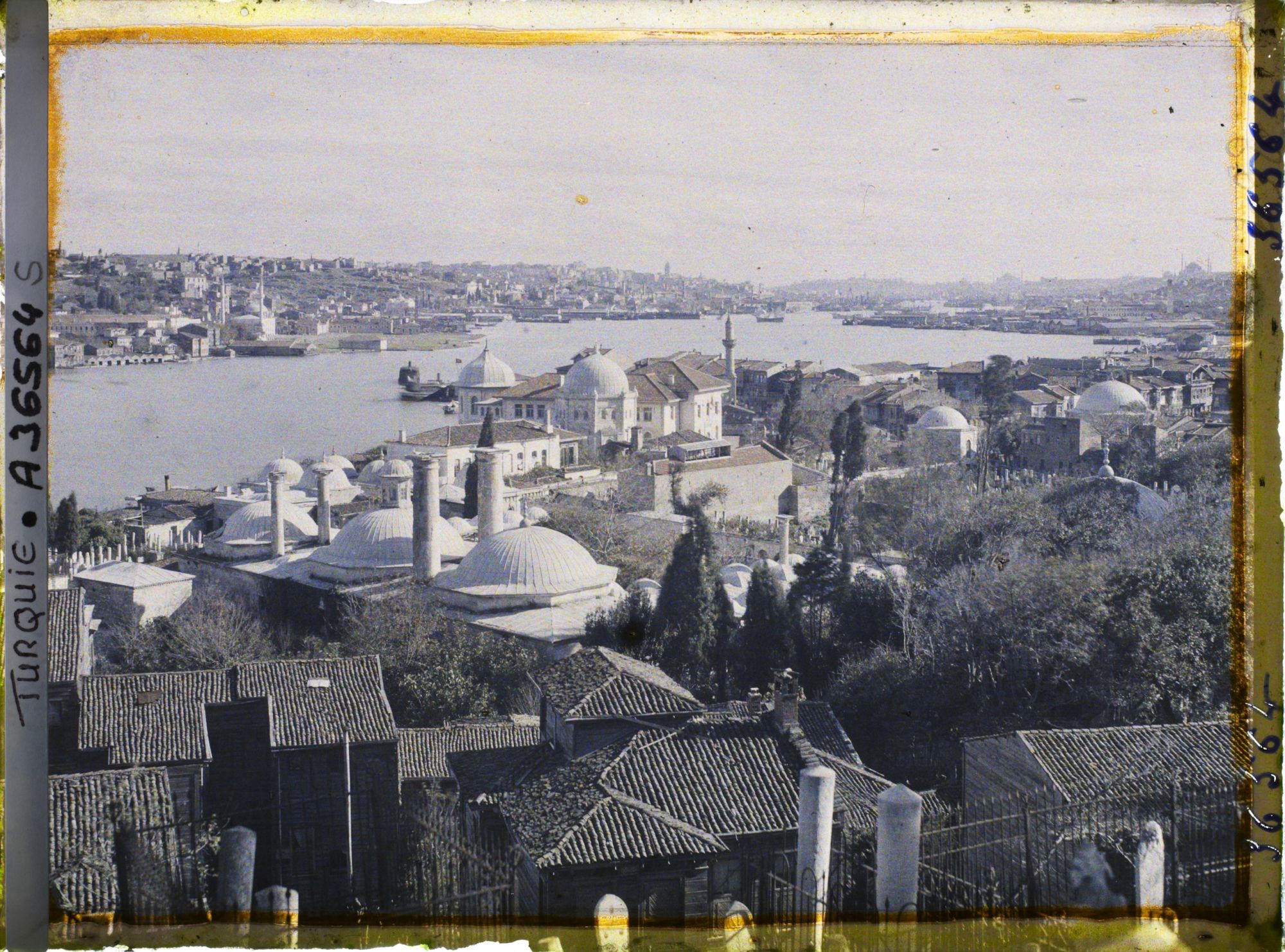 Image représentant Constructions du quartier d'Eyüp au bord de la Corne d'Or (au fond, les quartiers de Galata et de Stamboul)