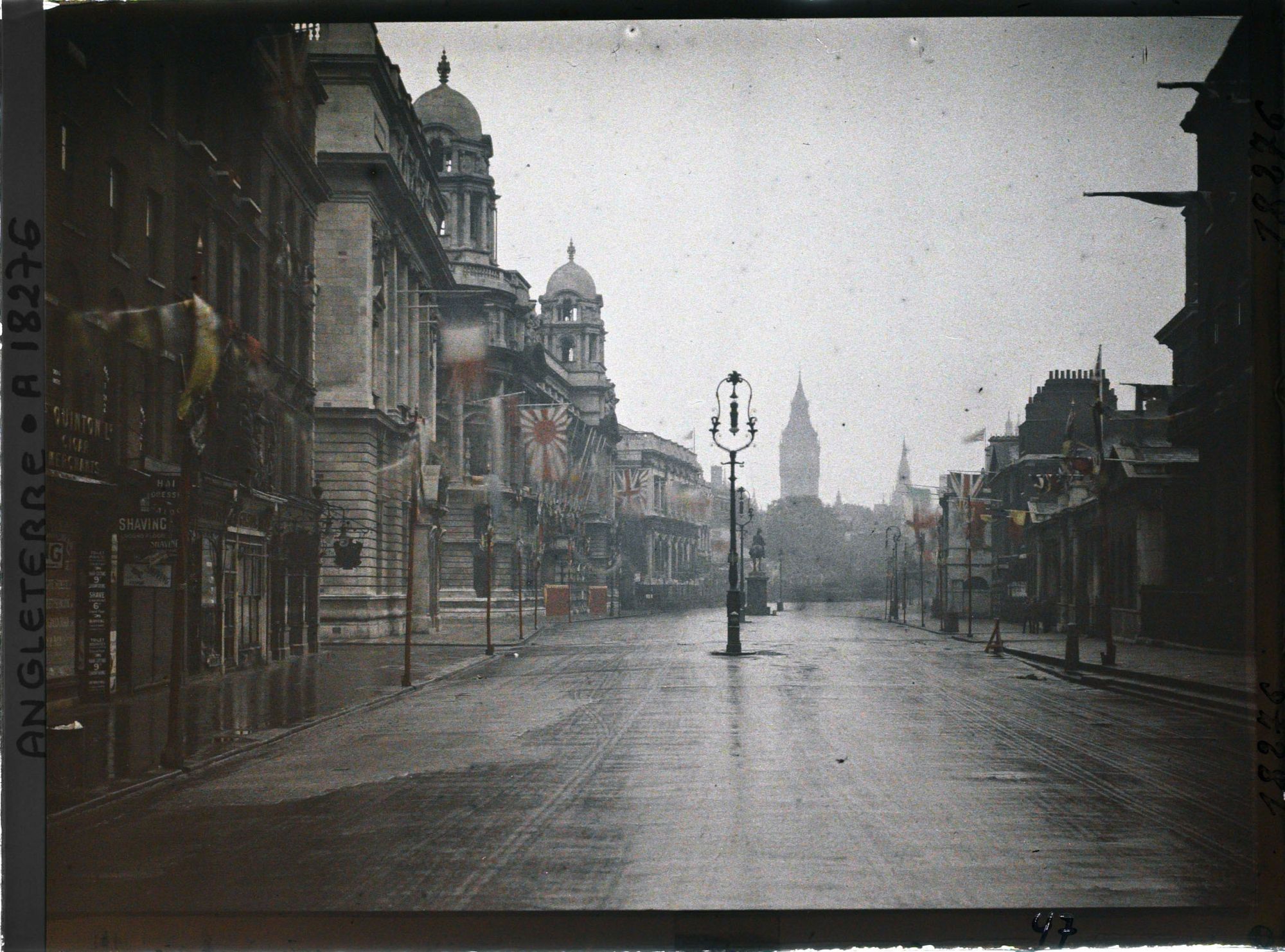 Image représentant Whitehall au petit matin. Au fond, le clocher de l'Horloge du palais de Westminster