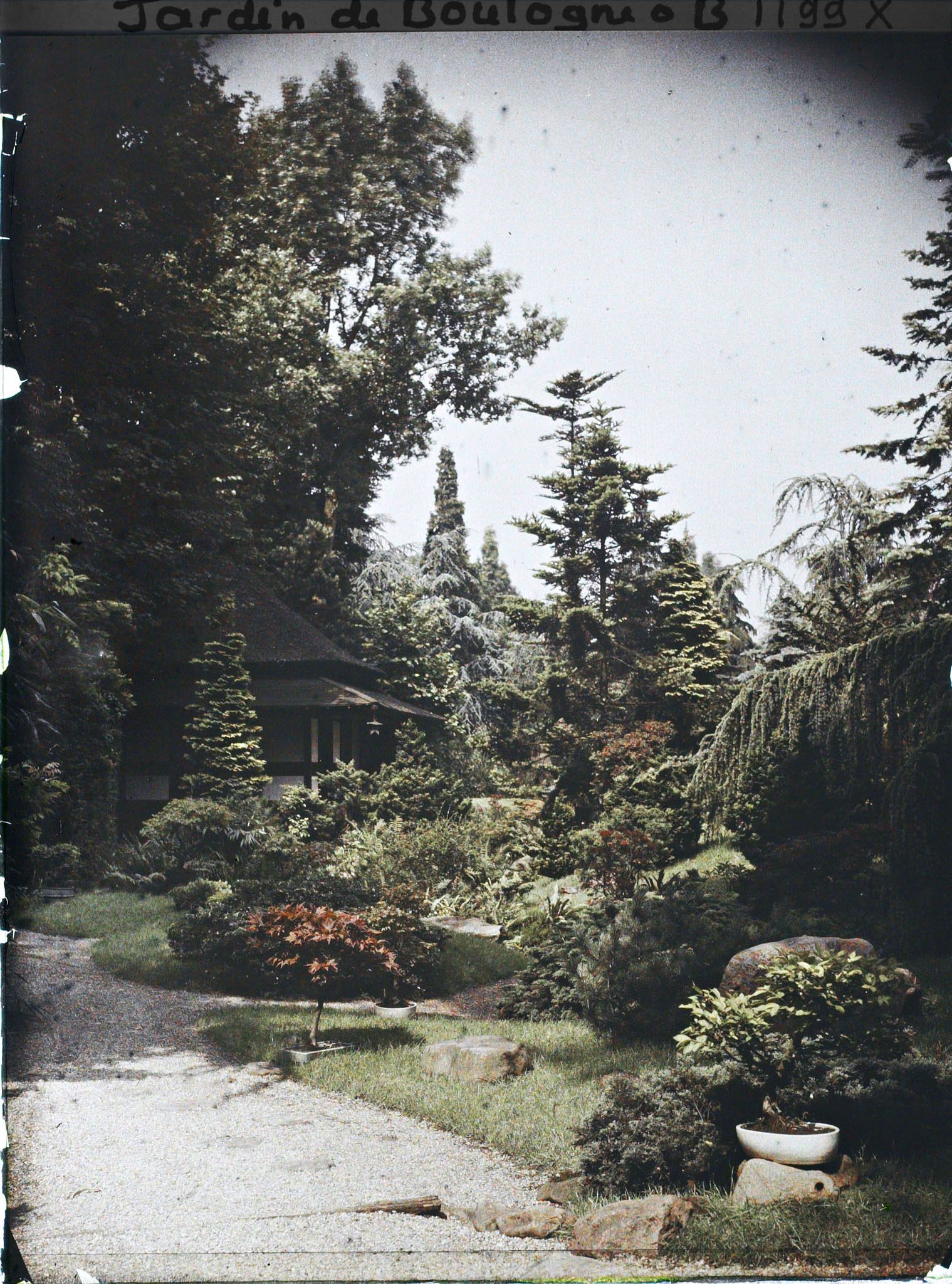 Image représentant Le " village japonais " vu depuis un croisement d'allées, proche de son entrée côté jardin anglais