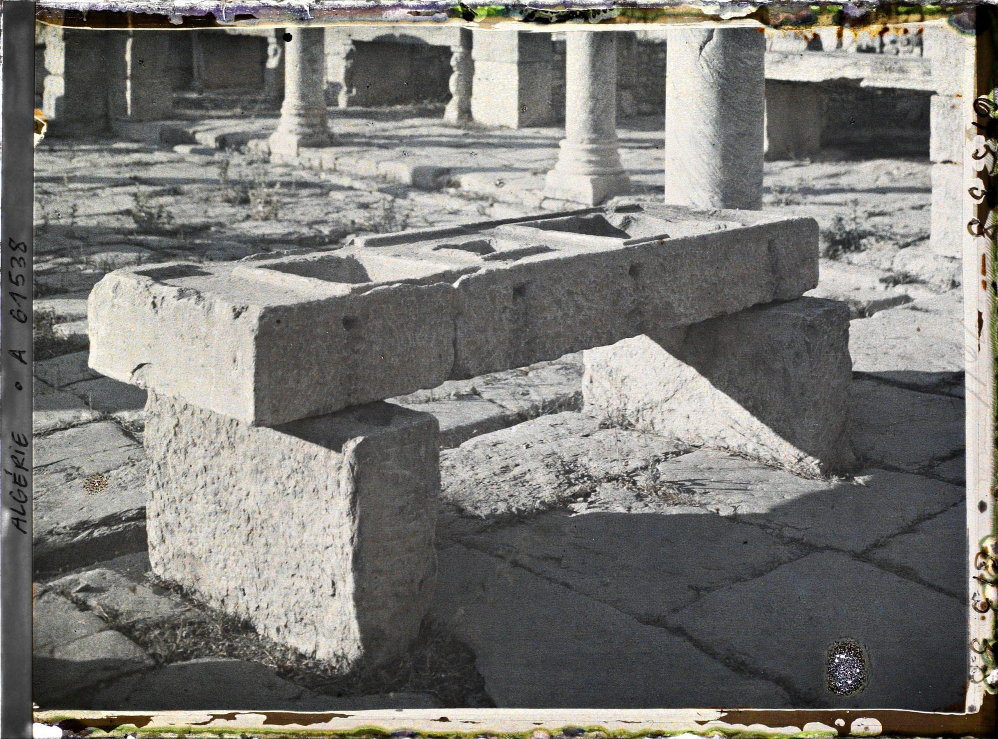 Image représentant Une table pour mesurer le grain et les liquides, dans le marché de Cosinius, vestiges de la cité antique Cuicul