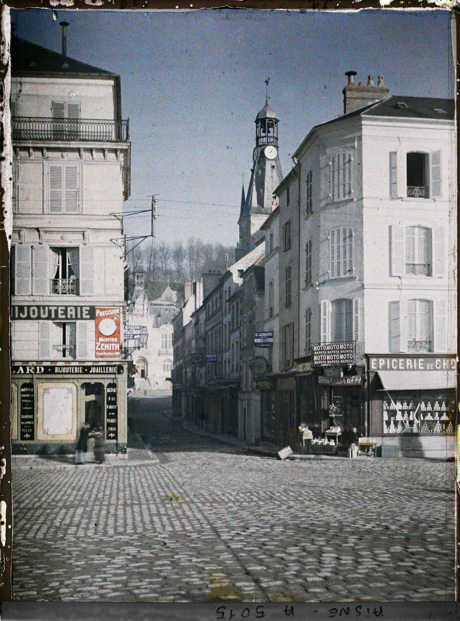 Image représentant La rue menant à l'Hôtel de Ville, au premier plan la tour Bahlan, ancien beffroi de la ville
