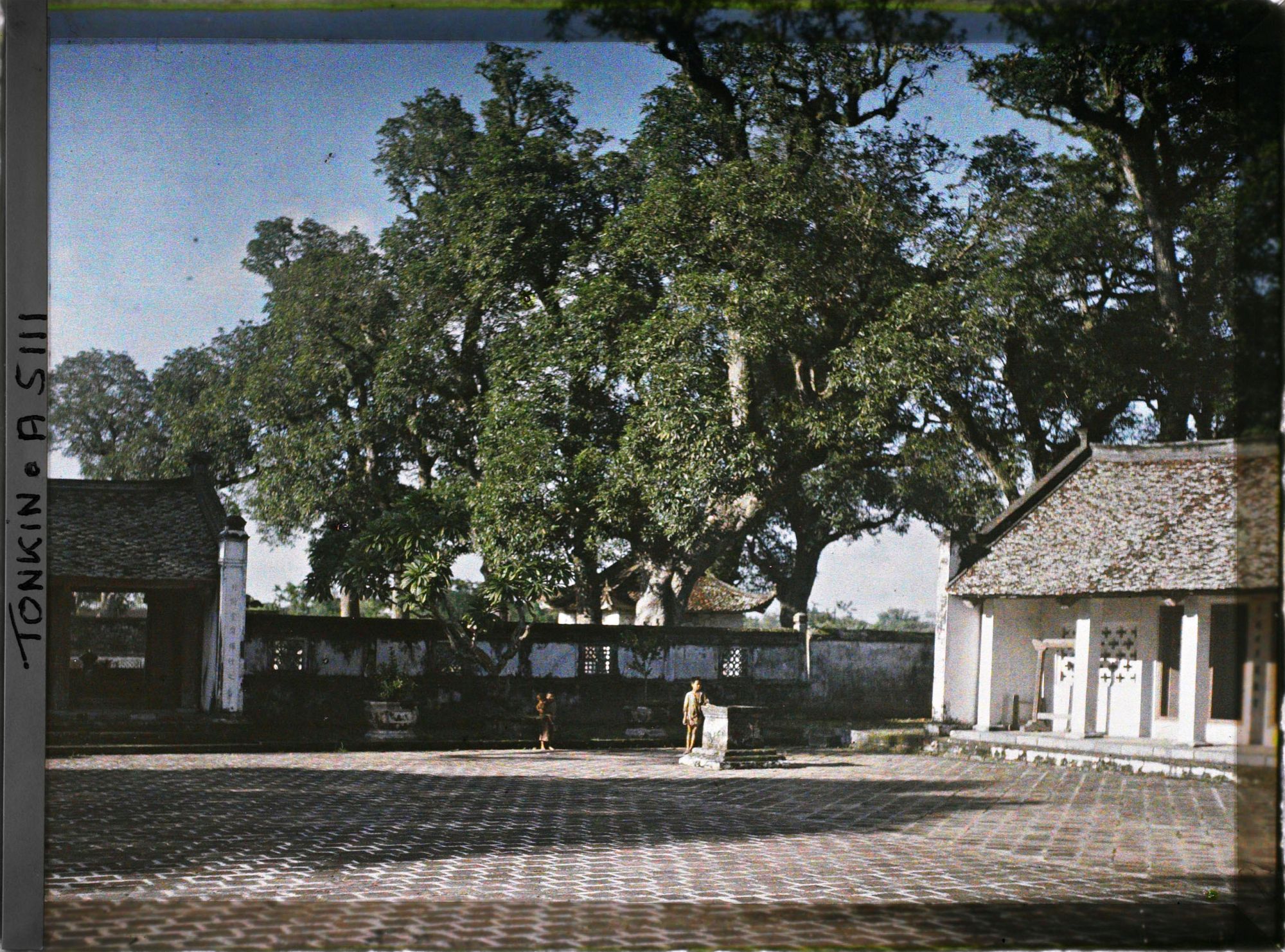 Image représentant L'angle nord-ouest de la quatrième cour de Van-mieu, temple confucéen de la " Culture littéraire ", dans le quartier de la Citadelle (route de Sinh-tu)