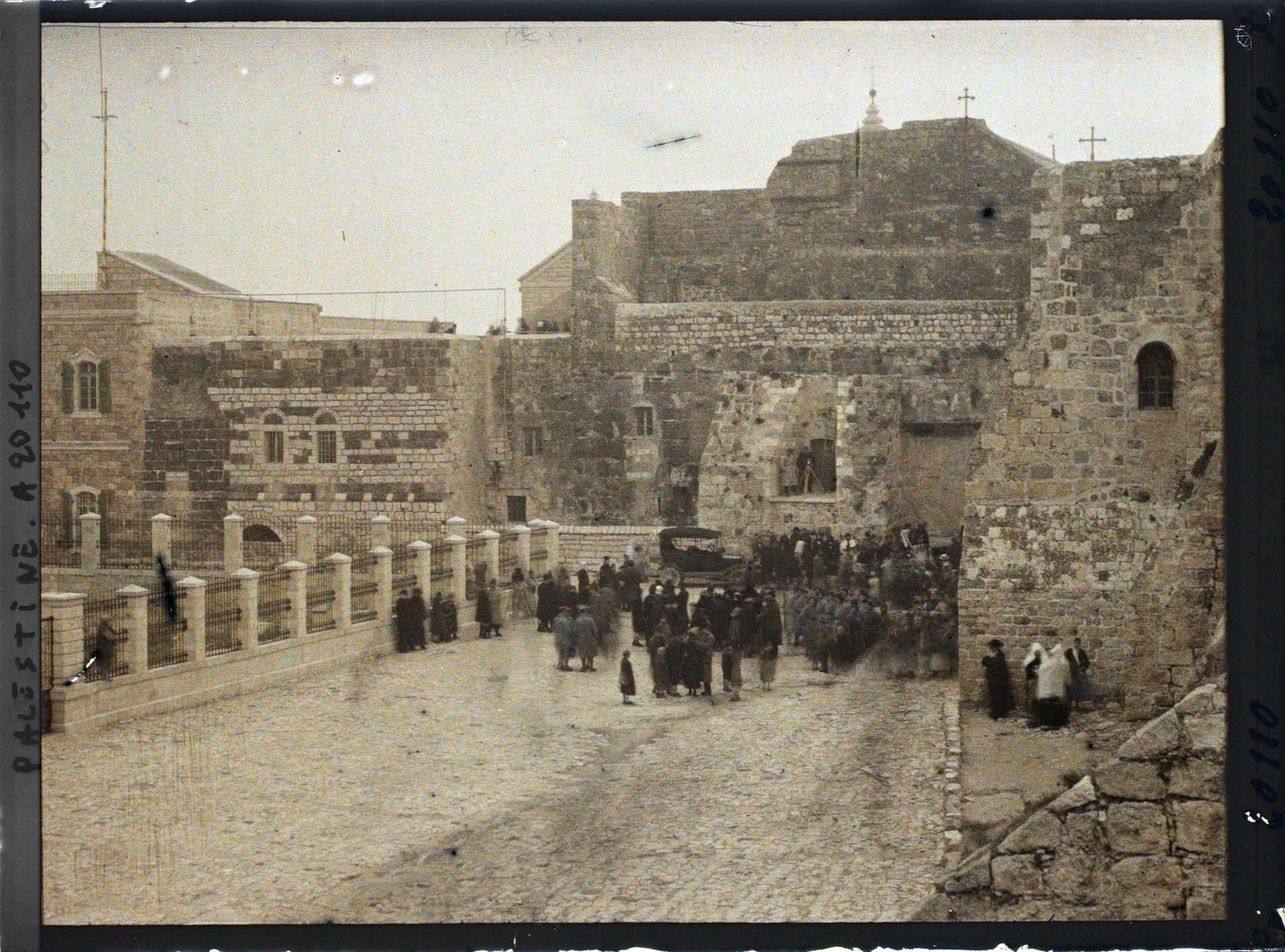 Image représentant Foule devant la basilique de la Nativité au moment de l'arrivée du Cardinal Dubois