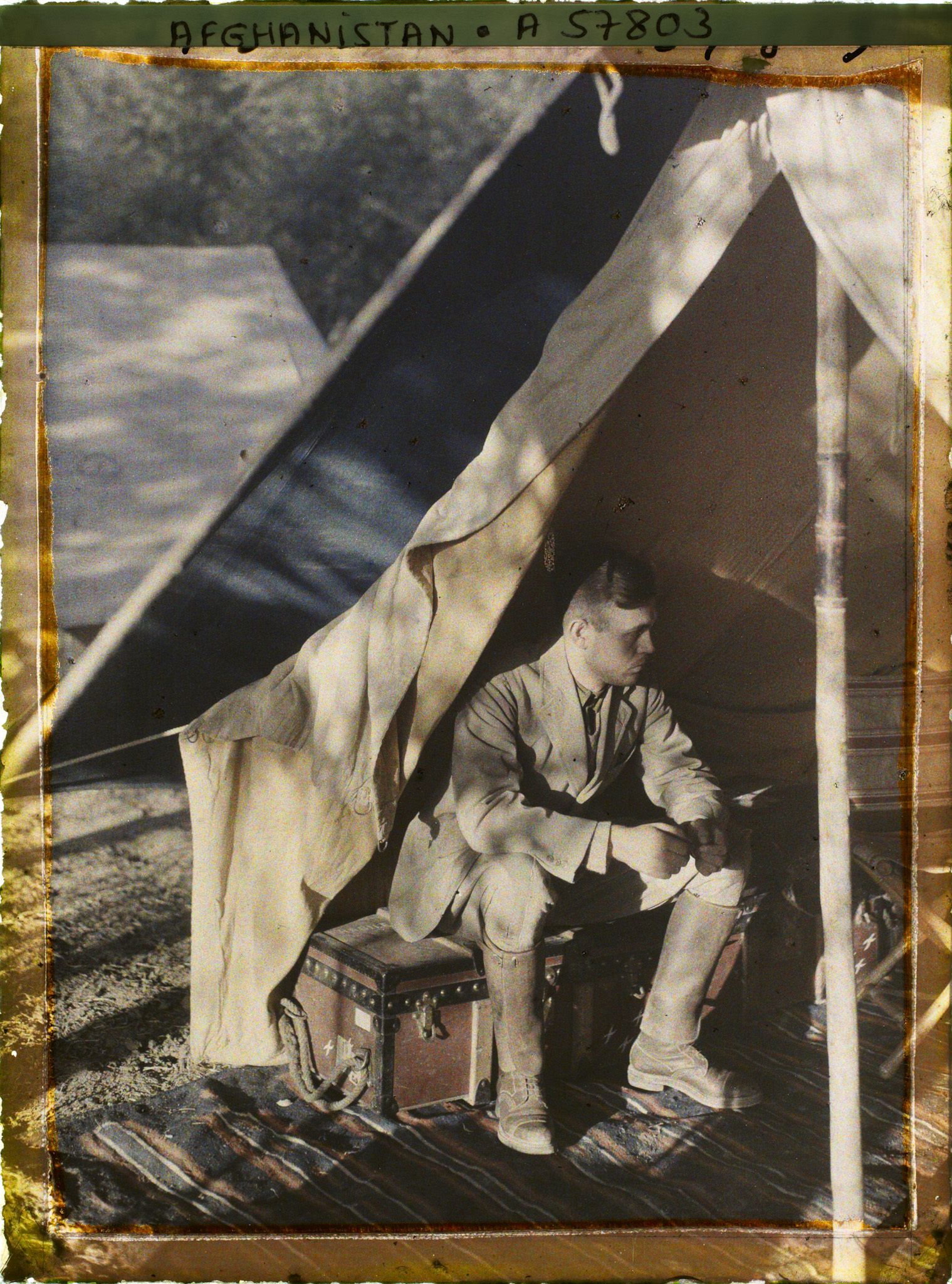 Image représentant Campement de la Mission. Monsieur P. Clemenceau sous sa tente