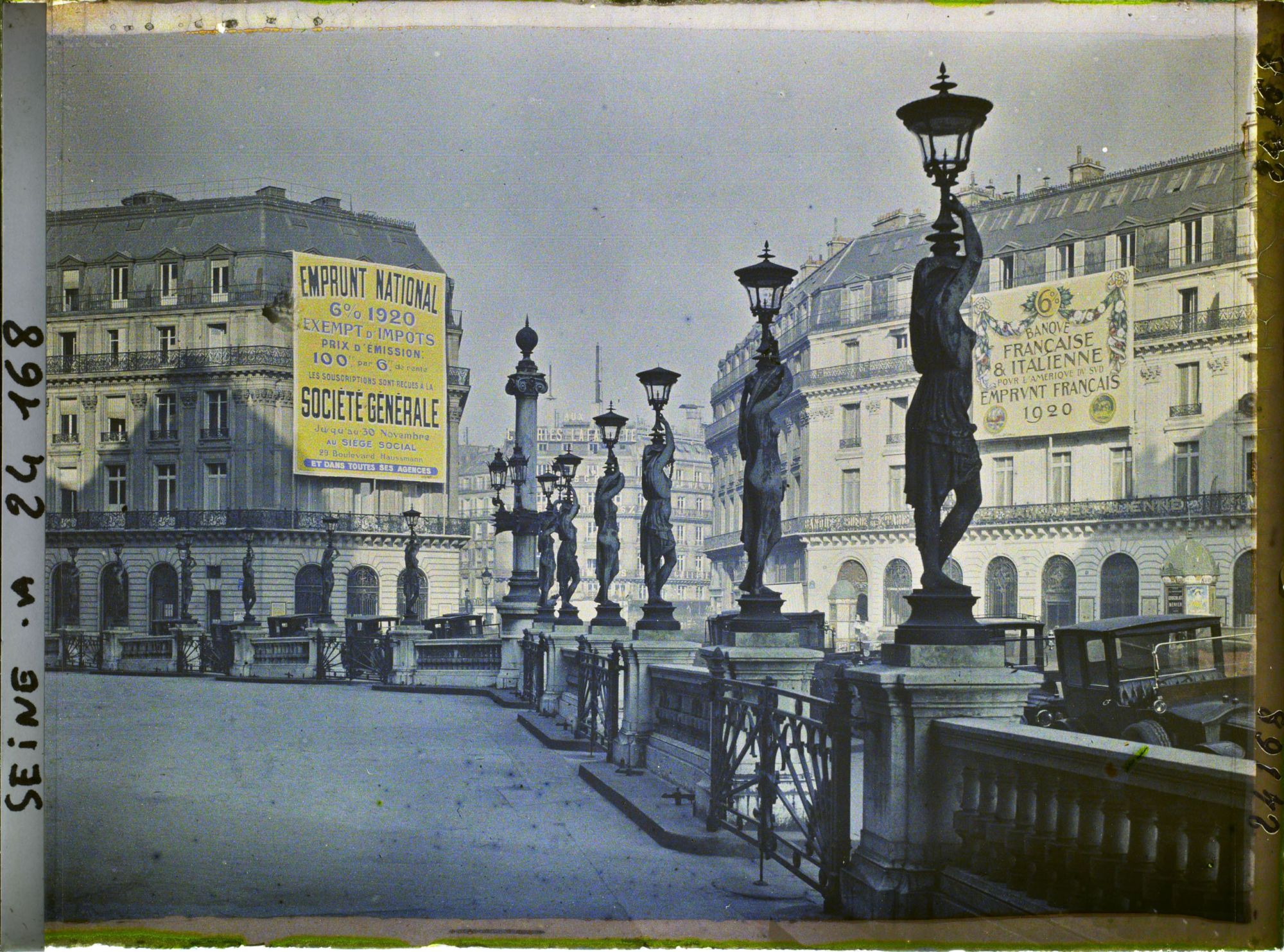 Image représentant Affiches pour l'emprunt national de 1920 place Jacques Rouché et rue Halévy, vue de l'Opéra Garnier
